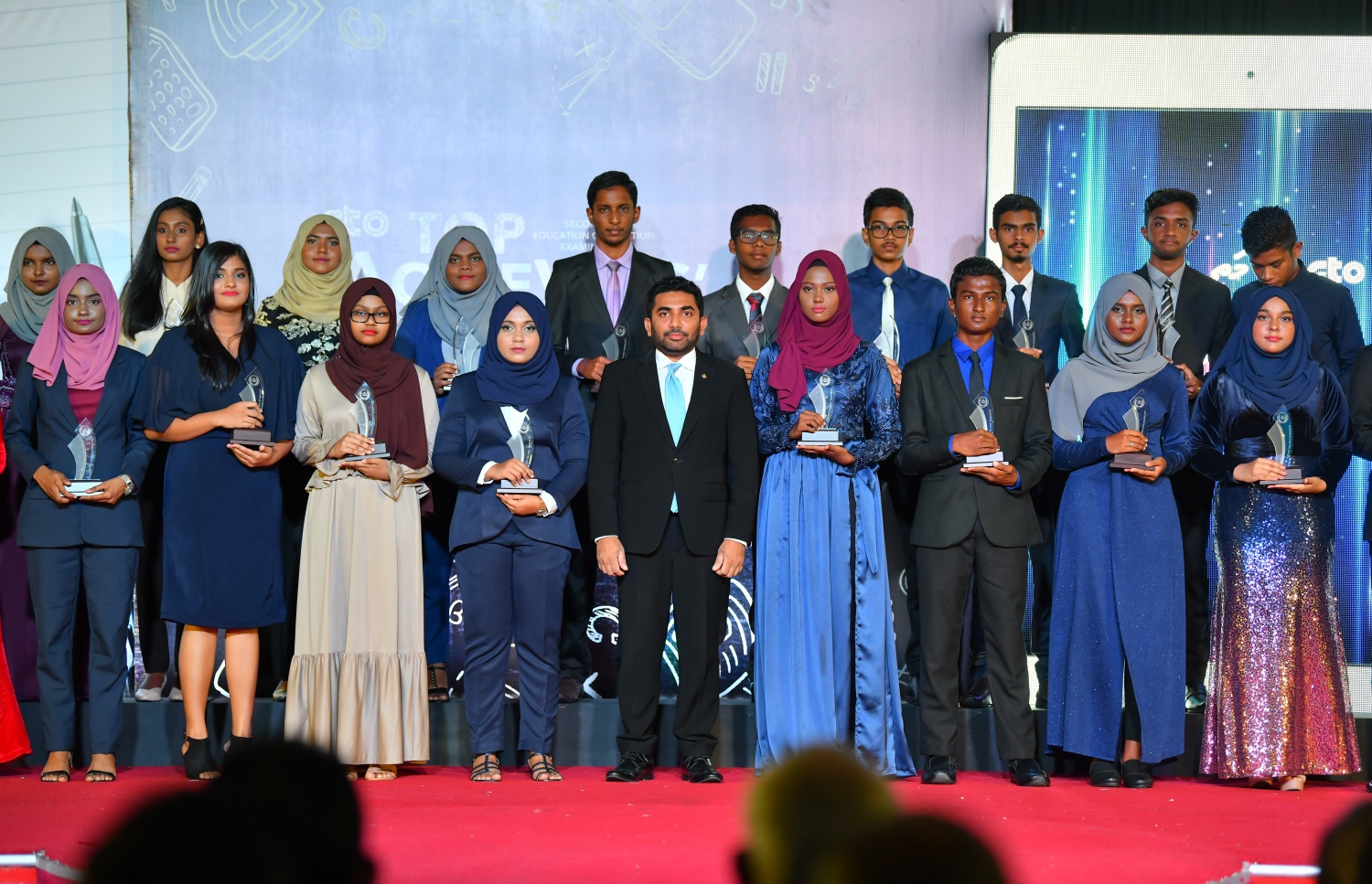 މާލެ: ސެޕްޓެމްބަރު 12، 2019: ސާނަވީ އިމްތިހާންގައި ބައިވެރިވެ ވަނަތައް ހޯދި ދަރިވަރުންނަށް އިނާމު ދިނުމަށް ދަރުބާރުގޭގައި ބޭއްވި ރަސްމިއްޔާތުގެ ތެރެއިން.---ފޮޓޯ: ހުސައިން ވަހީދު /މިހާރު