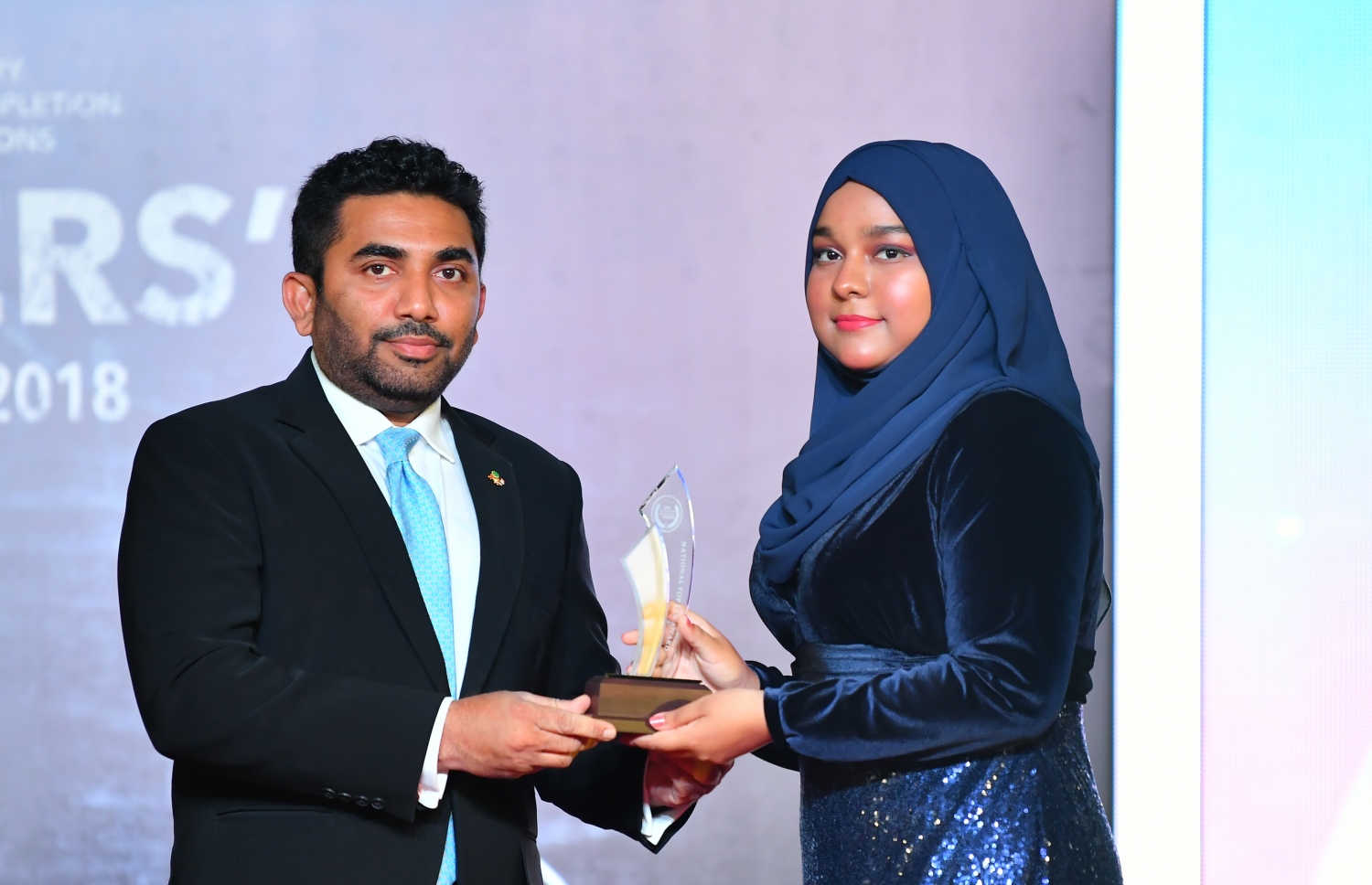 މާލެ: ސެޕްޓެމްބަރު 12، 2019: ސާނަވީ އިމްތިހާންގައި ބައިވެރިވެ ވަނަތައް ހޯދި ދަރިވަރުންނަށް އިނާމު ދިނުމަށް ދަރުބާރުގޭގައި ބޭއްވި ރަސްމިއްޔާތުގެ ތެރެއިން.---ފޮޓޯ: ހުސައިން ވަހީދު /މިހާރު