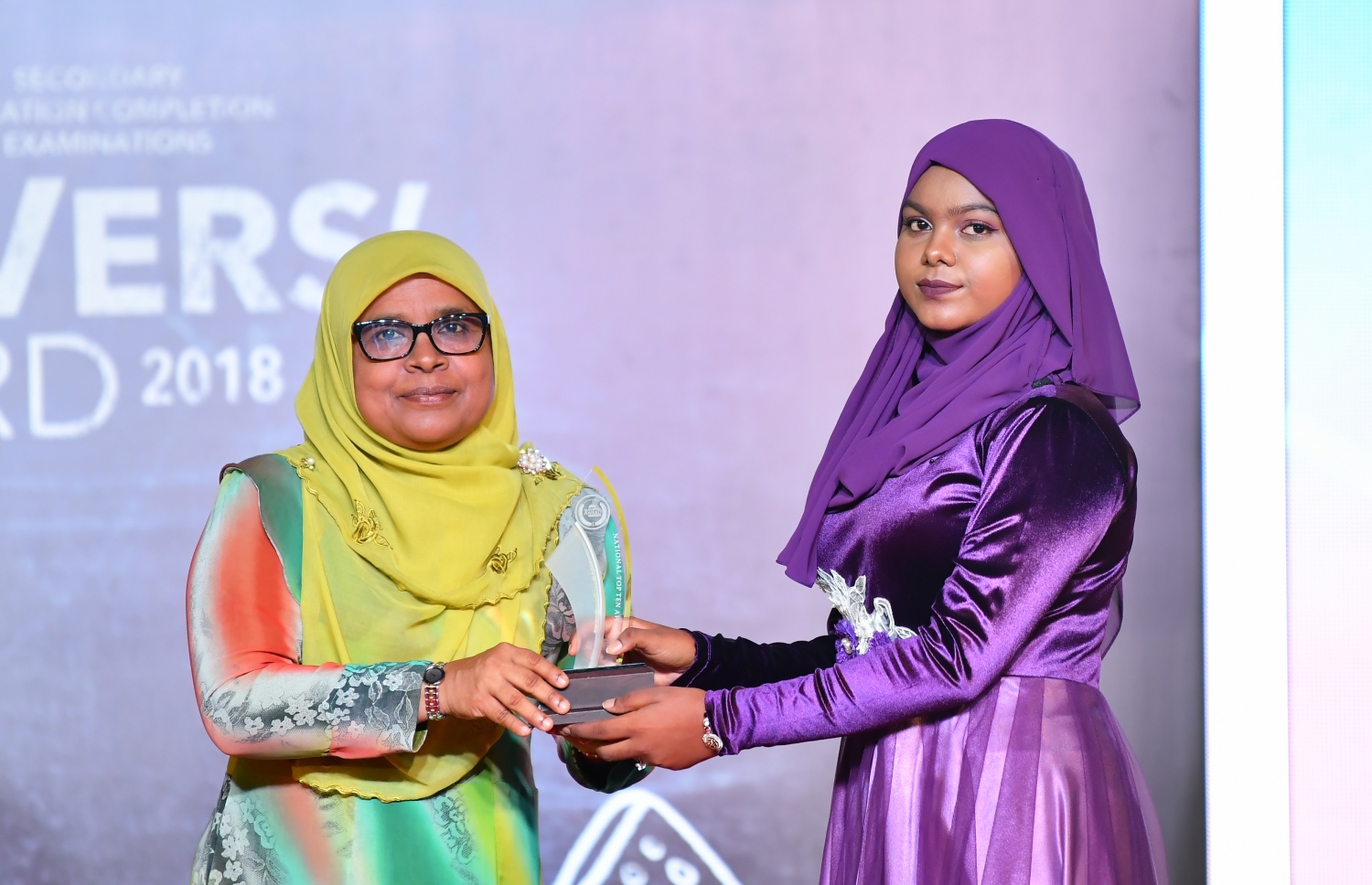 މާލެ: ސެޕްޓެމްބަރު 12، 2019: ސާނަވީ އިމްތިހާންގައި ބައިވެރިވެ ވަނަތައް ހޯދި ދަރިވަރުންނަށް އިނާމު ދިނުމަށް ދަރުބާރުގޭގައި ބޭއްވި ރަސްމިއްޔާތުގެ ތެރެއިން.---ފޮޓޯ: ހުސައިން ވަހީދު /މިހާރު