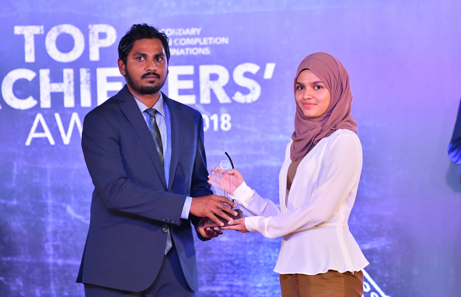 މާލެ: ސެޕްޓެމްބަރު 12، 2019: ސާނަވީ އިމްތިހާންގައި ބައިވެރިވެ ވަނަތައް ހޯދި ދަރިވަރުންނަށް އިނާމު ދިނުމަށް ދަރުބާރުގޭގައި ބޭއްވި ރަސްމިއްޔާތުގެ ތެރެއިން.---ފޮޓޯ: ހުސައިން ވަހީދު /މިހާރު