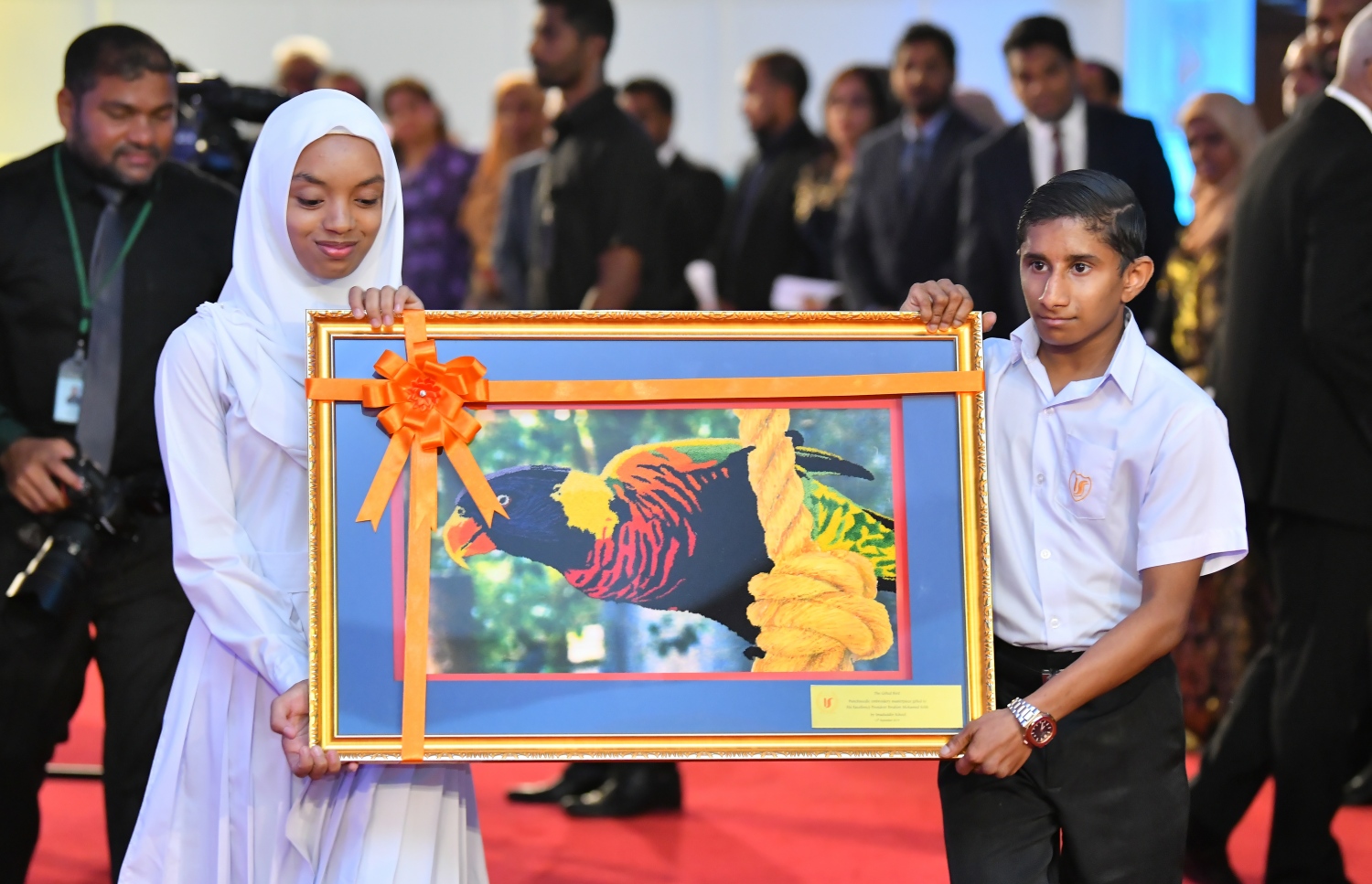 ސާނަވީ އިމްތިހާންގައި ބައިވެރިވެ ވަނަތައް ހޯދި ދަރިވަރުންނަށް އިނާމު ދިނުމަށް ދަރުބާރުގޭގައި ރޭ ބޭއްވި ރަސްމިއްޔާތުގައި، ރައީސް އިބްރާހިމް މުހައްމަދު ސޯލިހަށް އެރުވި ހަނދާނީ ފިލާ: އެއީ ވެސް ޖްވެލް ސެންޓަރުގެ ދަރިވަރެއްގެ މަސައްކަތެއް .---ފޮޓޯ: ހުސައިން ވަހީދު /މިހާރު