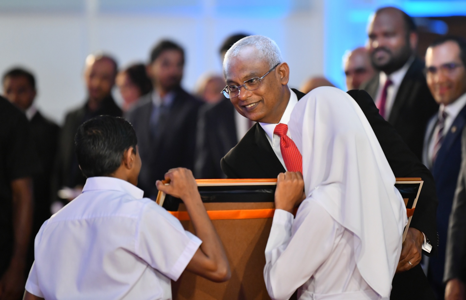 މާލެ: ސެޕްޓެމްބަރު 12، 2019: ސާނަވީ އިމްތިހާންގައި ބައިވެރިވެ ވަނަތައް ހޯދި ދަރިވަރުންނަށް އިނާމު ދިނުމަށް ދަރުބާރުގޭގައި ބޭއްވި ރަސްމިއްޔާތުގެ ތެރެއިން.---ފޮޓޯ: ހުސައިން ވަހީދު /މިހާރު