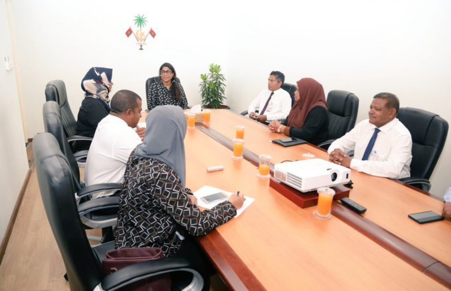 އައްޑޫ ސިޓީކައުންސިލްގެ މެމްބަރުން ޑިފެންސް މިިނިސްޓަރު މާރިޔާ އަހްމަދު ދީދީއާ އިއްޔެ ބައްދަލުކުރައްވަނީ. ފޮޓޯ:ޑިފެންސް މިނިސްޓްރީ