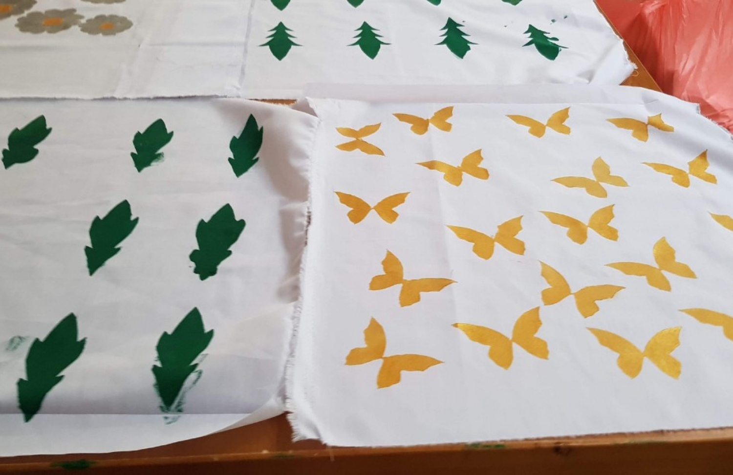 ޖްވެލް ސެންޓަރުގެ ދަރިވަރުން، މިނިސްޓަރުގެ ދިގުހެދުން ޒީނަތްތެރިކުރުމުގެ މަސައްކަތް ކުރަނީ: ހެދުން ޒީނަތްތެރިކޮށްފައިވަނީ އޮރެންޖް ކުލަ އާއި ފެހިކުލައިން.-- ފޮޓޯ: ޖްވެލް ސެންޓަރު