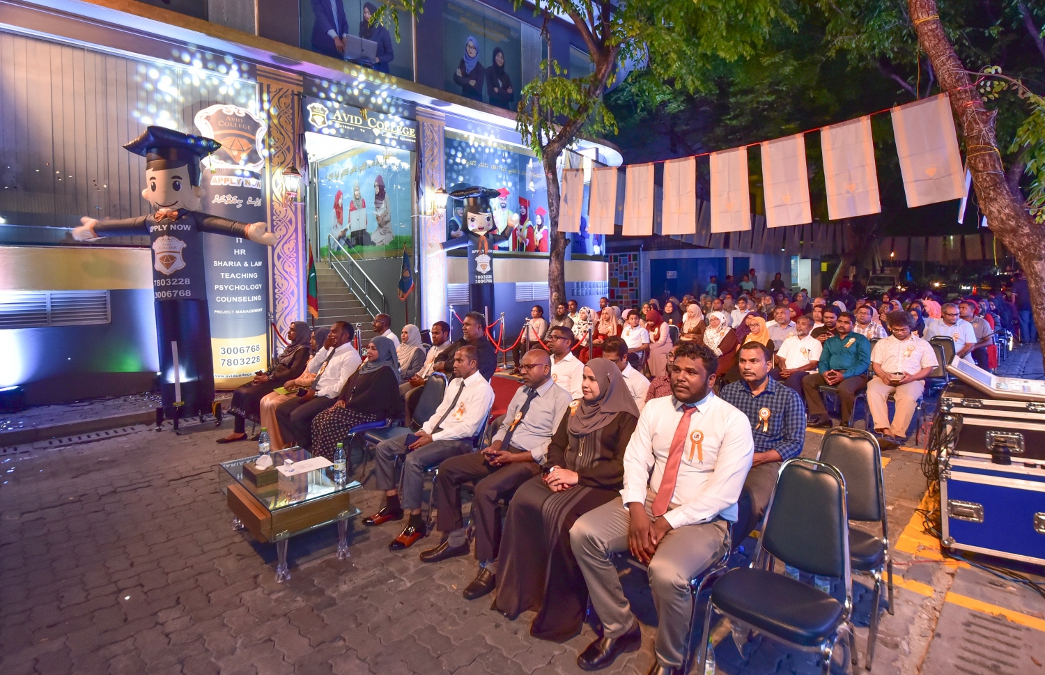 އެވިޑު ކޮލެޖަށް 14 އަހަރު ފުރުމާ ދިމާކޮށް ރޭ ބޭއްވި ރަސްމިއްޔާތުގައި ބައިވެރިވެވަޑައިގެންނެވި ބައެއް ބޭފުޅުން .-- ފޮޓޯ: އެވިޑް ކޮލެޖު