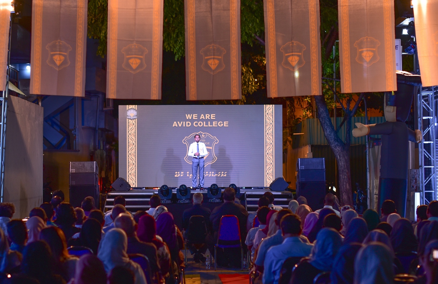 އެވިޑު ކޮލެޖަށް 14 އަހަރު ފުރުމާ ދިމާކޮށް ރޭ ބޭއްވި ރަސްމިއްޔާތުގައި އެ ކޮލެޖުގެ ޗެއާމަން މުޝްތާގު ވާހަކަދައްކަވަނީ .-- ފޮޓޯ: އެވިޑް ކޮލެޖު