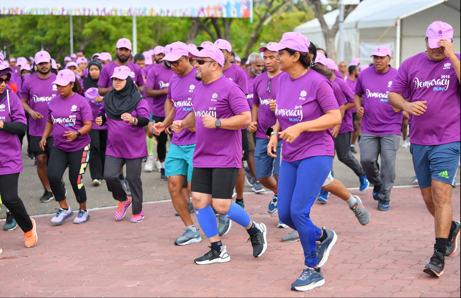 ހުޅުމާލެ: ސެޕްޓެމްބަރު 14، 2019: ބައިނަލްއަގުވާމީ ޑިމޮކްރަސީ ދުވަސް ފާހަގަކުރުމުގެ ގޮތުން އިލެކްޝަންސް ކޮމިޝަނުން އިންތިޒާމުކޮށްގެން ބޭއްވި "ޑިމޮކްރަސީ ރަން 2019"ގެ ތެރެއިން.---ފޮޓޯ: ހުސައިން ވަހީދު /މިހާރު