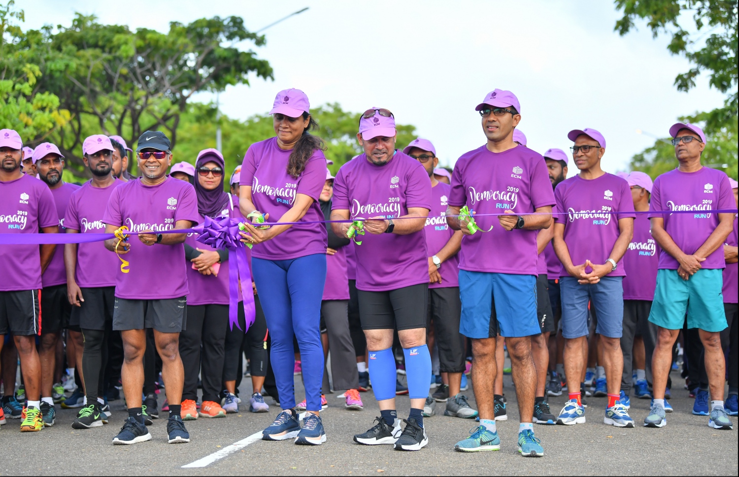 ހުޅުމާލެ: ސެޕްޓެމްބަރު 14، 2019: ބައިނަލްއަގުވާމީ ޑިމޮކްރަސީ ދުވަސް ފާހަގަކުރުމުގެ ގޮތުން އިލެކްޝަންސް ކޮމިޝަނުން އިންތިޒާމުކޮށްގެން ބޭއްވި "ޑިމޮކްރަސީ ރަން 2019"ގެ ރިބަން ކަނޑުއްވަނީ---ފޮޓޯ: ހުސައިން ވަހީދު /މިހާރު