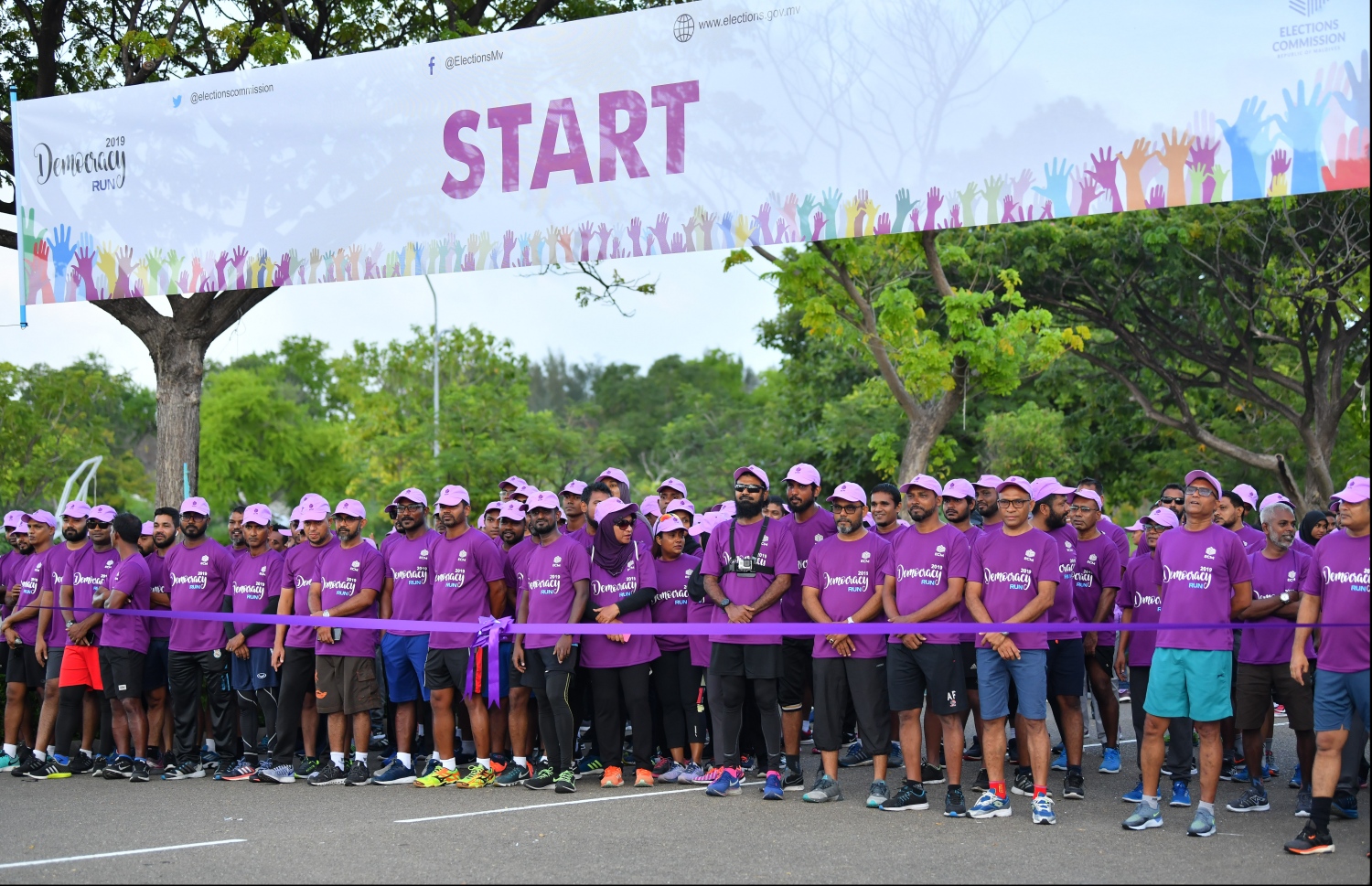 ހުޅުމާލެ: ސެޕްޓެމްބަރު 14، 2019: ބައިނަލްއަގުވާމީ ޑިމޮކްރަސީ ދުވަސް ފާހަގަކުރުމުގެ ގޮތުން އިލެކްޝަންސް ކޮމިޝަނުން އިންތިޒާމުކޮށްގެން ބޭއްވި "ޑިމޮކްރަސީ ރަން 2019"ގެ ތެރެއިން.---ފޮޓޯ: ހުސައިން ވަހީދު /މިހާރު