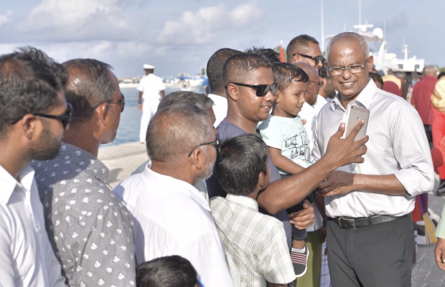 ނ. މަނަދޫ: ސެޕްޓެމްބަރު 14، 2019: މަނަދޫ ބަނދަރު ސަރަޙައްދުގައި ބޭއްވި 'މިލަދެކުނު އަދަބީ އީދު 2019'  ނިންމުމުގެ ޖަލްސާގައި ބައިވެރިވެ ވަޑައިގަތުމަށް ރައީސް އިބްރާހިމް މުހައްމަދު ސޯލިހު ވަޑައިގަތުމުން، އެރަށުން އެމަނިކުފާނަށް މަރުހަބާ ދަންނަވަނީ.-- ފޮޓޯ: ރައީސް އޮފީސް