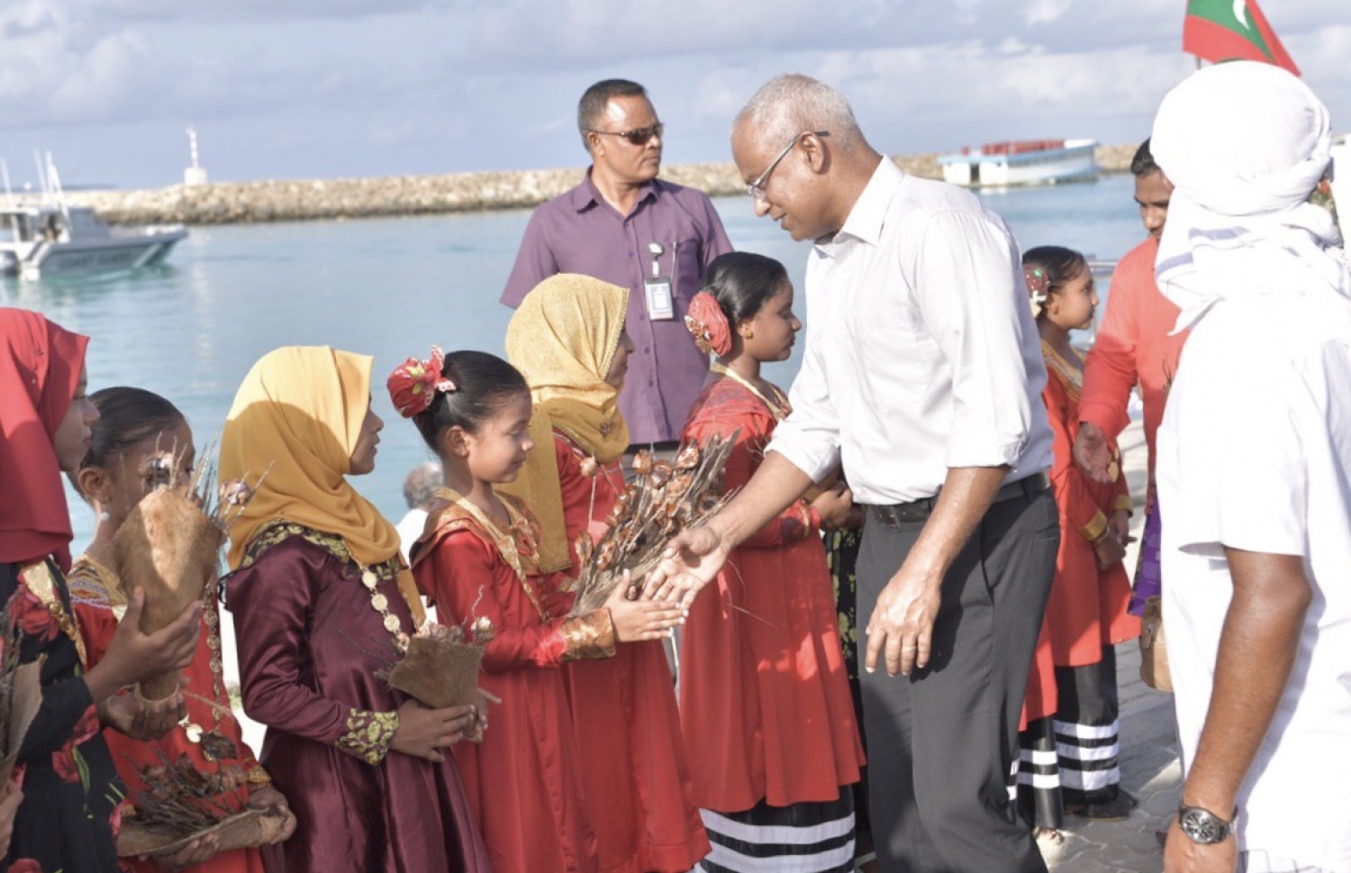 ނ. މަނަދޫ: ސެޕްޓެމްބަރު 14، 2019: މަނަދޫ ބަނދަރު ސަރަޙައްދުގައި ބޭއްވި 'މިލަދެކުނު އަދަބީ އީދު 2019'  ނިންމުމުގެ ޖަލްސާގައި ބައިވެރިވެ ވަޑައިގަތުމަށް ރައީސް އިބްރާހިމް މުހައްމަދު ސޯލިހު ވަޑައިގަތުމުން، އެރަށުން އެމަނިކުފާނަށް މަރުހަބާ ދަންނަވަނީ.-- ފޮޓޯ: ރައީސް އޮފީސް