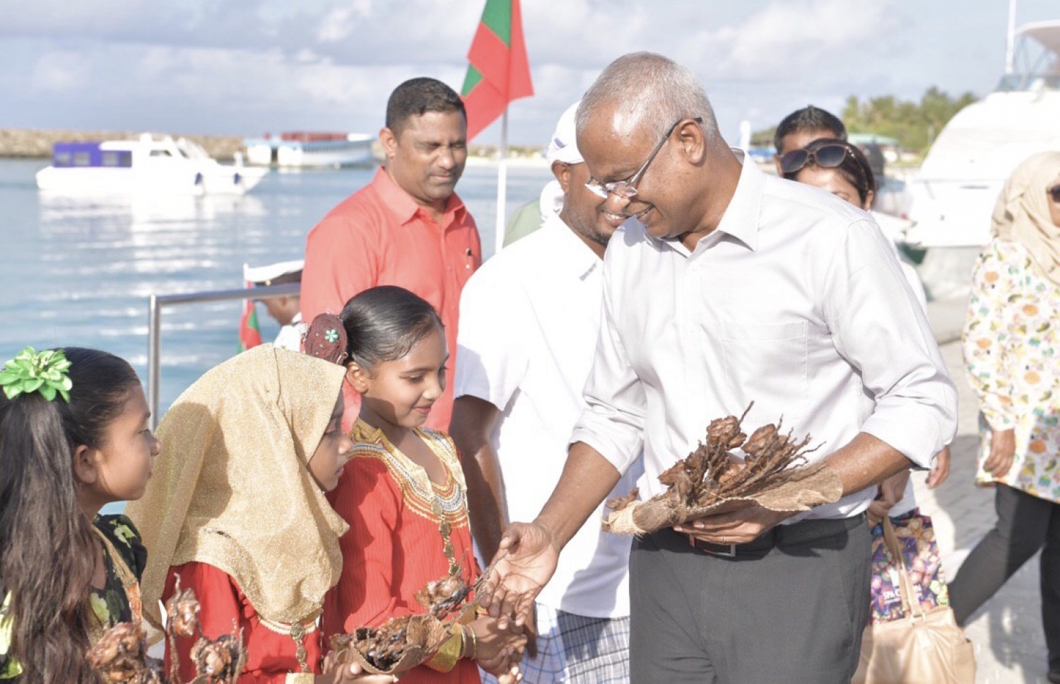 ނ. މަނަދޫ: ސެޕްޓެމްބަރު 14، 2019: މަނަދޫ ބަނދަރު ސަރަޙައްދުގައި ބޭއްވި 'މިލަދެކުނު އަދަބީ އީދު 2019'  ނިންމުމުގެ ޖަލްސާގައި ބައިވެރިވެ ވަޑައިގަތުމަށް ރައީސް އިބްރާހިމް މުހައްމަދު ސޯލިހު ވަޑައިގަތުމުން، އެރަށުން އެމަނިކުފާނަށް މަރުހަބާ ދަންނަވަނީ.-- ފޮޓޯ: ރައީސް އޮފީސް