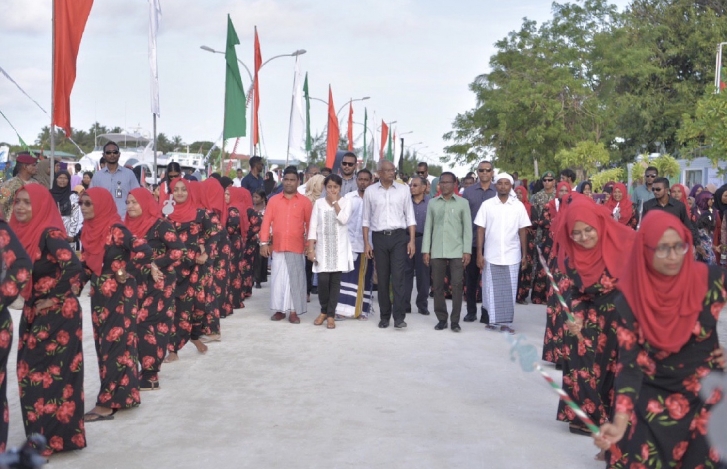 ނ. މަނަދޫ: ސެޕްޓެމްބަރު 14، 2019: މަނަދޫ ބަނދަރު ސަރަޙައްދުގައި ބޭއްވި 'މިލަދެކުނު އަދަބީ އީދު 2019'  ނިންމުމުގެ ޖަލްސާގައި ބައިވެރިވެ ވަޑައިގަތުމަށް ރައީސް އިބްރާހިމް މުހައްމަދު ސޯލިހު ވަޑައިގަތުމުން، އެރަށުން އެމަނިކުފާނަށް މަރުހަބާ ދަންނަވަނީ.-- ފޮޓޯ: ރައީސް އޮފީސް