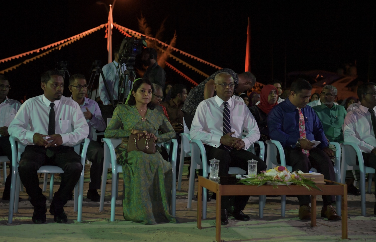 ނ. މަނަދޫ: ސެޕްޓެމްބަރު 14، 2019: މަނަދޫ ބަނދަރު ސަރަޙައްދުގައި ބޭއްވި 'މިލަދެކުނު އަދަބީ އީދު 2019'  ނިންމުމުގެ ޖަލްސާގައި ރައީސް އިބްރާހިމް މުހައްމަދު(މ) އަދި ހެރިޓޭޖް އެންޑް އާޓްސް މިނިސްޓަރު ޔުމްނާ މައުމޫން(ވ-2) ބައިވެރިވެ ވަޑައިގަންނަވަނީ.-- ފޮޓޯ: ރައީސް އޮފީސް