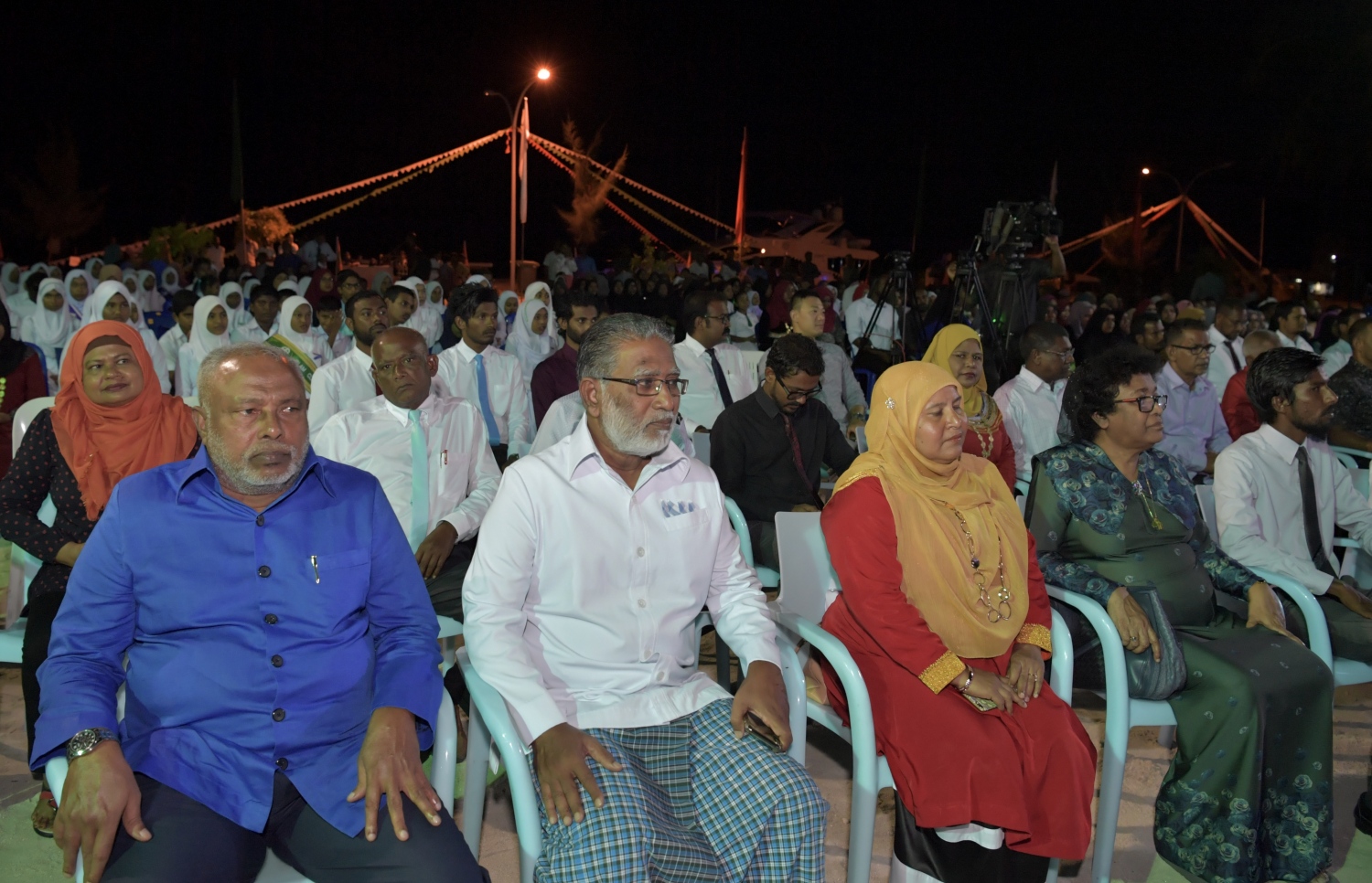 ނ. މަނަދޫ: ސެޕްޓެމްބަރު 14، 2019: މަނަދޫ ބަނދަރު ސަރަޙައްދުގައި ބޭއްވި 'މިލަދެކުނު އަދަބީ އީދު 2019'  ނިންމުމުގެ ޖަލްސާގައި އެރަށުގެ ބައެއް މީހުން ބައިވެރިވަނީ.-- ފޮޓޯ: ރައީސް އޮފީސް