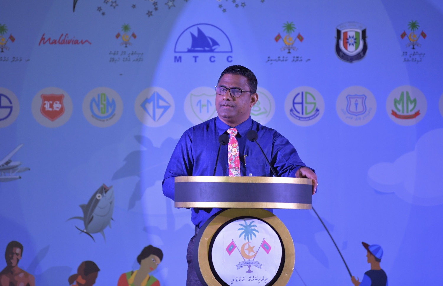 ނ. މަނަދޫ: ސެޕްޓެމްބަރު 14، 2019: މަނަދޫ ބަނދަރު ސަރަޙައްދުގައި ބޭއްވި 'މިލަދެކުނު އަދަބީ އީދު 2019'  ނިންމުމުގެ ޖަލްސާގައި ބަހުގެ އެކެޑަމީގެ ރައީސް އަޝްރަފް އަލީ ވާހަކަ ދައްކަވަނީ.-- ފޮޓޯ: ރައީސް އޮފީސް