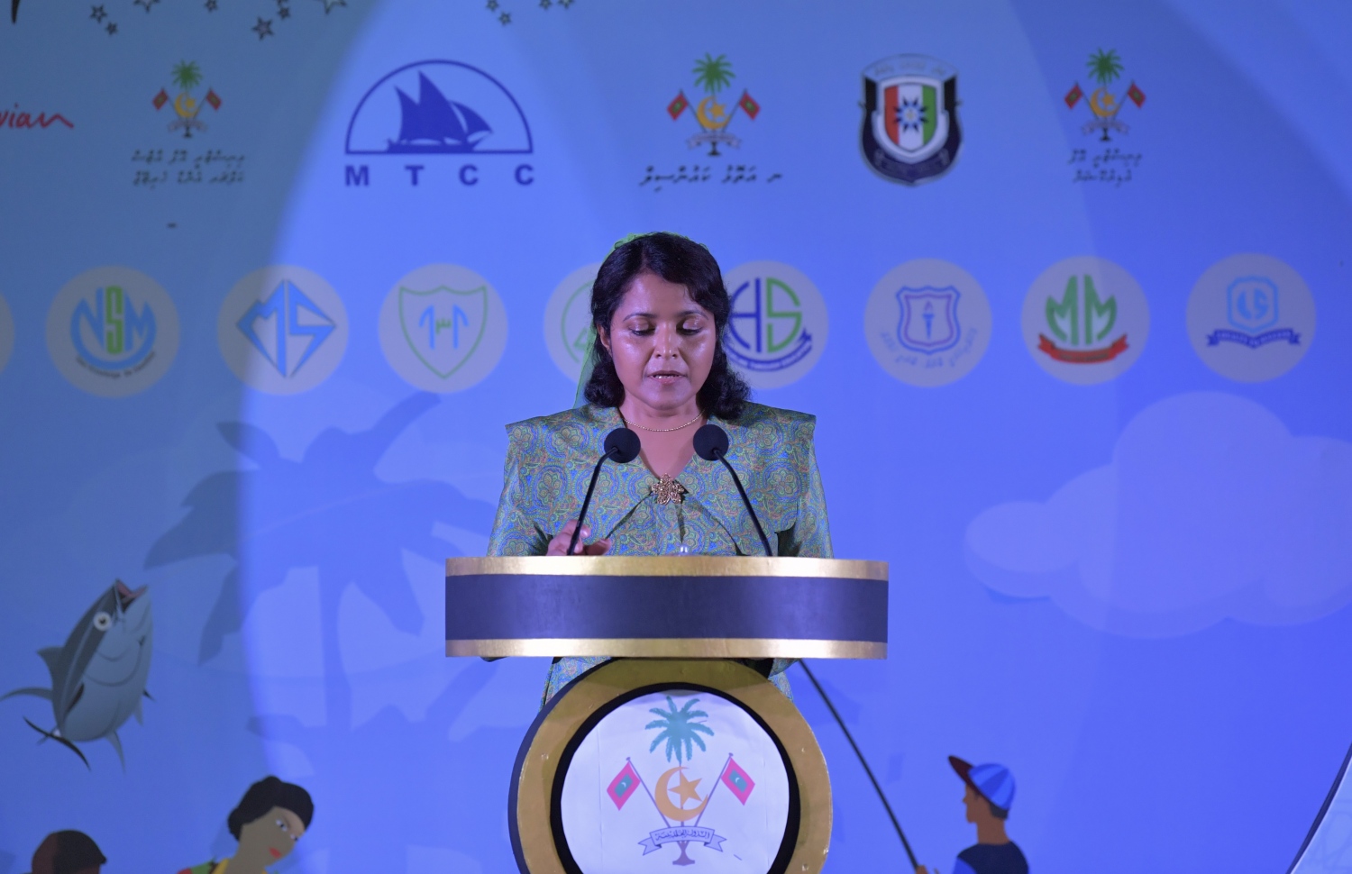 ނ. މަނަދޫ: ސެޕްޓެމްބަރު 14، 2019: މަނަދޫ ބަނދަރު ސަރަޙައްދުގައި ބޭއްވި 'މިލަދެކުނު އަދަބީ އީދު 2019'  ނިންމުމުގެ ޖަލްސާގައި ހެރިޓޭޖް އެންޑް އާޓްސް މިނިސްޓަރު ޔުމްނާ މައުމޫން ވާހަކަ ދައްކަވަނީ.-- ފޮޓޯ: ރައީސް އޮފީސް