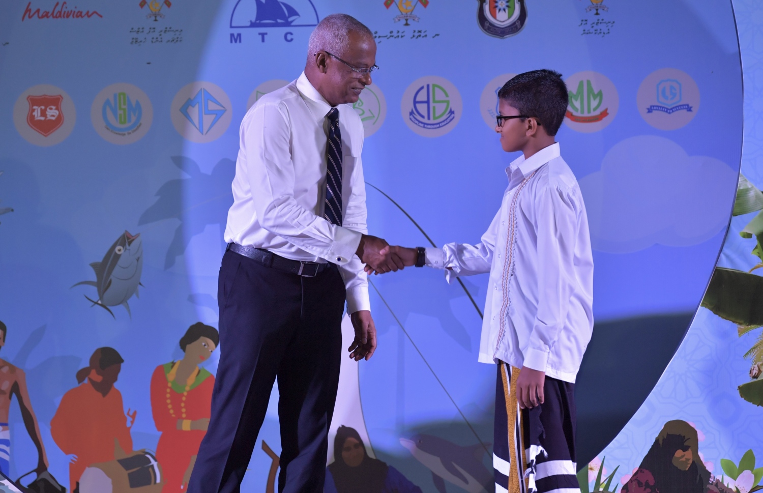 ނ. މަނަދޫ: ސެޕްޓެމްބަރު 14، 2019: މަނަދޫ ބަނދަރު ސަރަޙައްދުގައި ބޭއްވި 'މިލަދެކުނު އަދަބީ އީދު 2019'  ނިންމުމުގެ ޖަލްސާގައި އެ ސްކޫލުގެ ދަރިވަރަކަށް ރައީސް އިބްރާހިމް މުހައްމަދު ސޯލިހު އިނާމު ހަވާލުކޮށްދެއްވަނީ.-- ފޮޓޯ: ރައީސް އޮފީސް