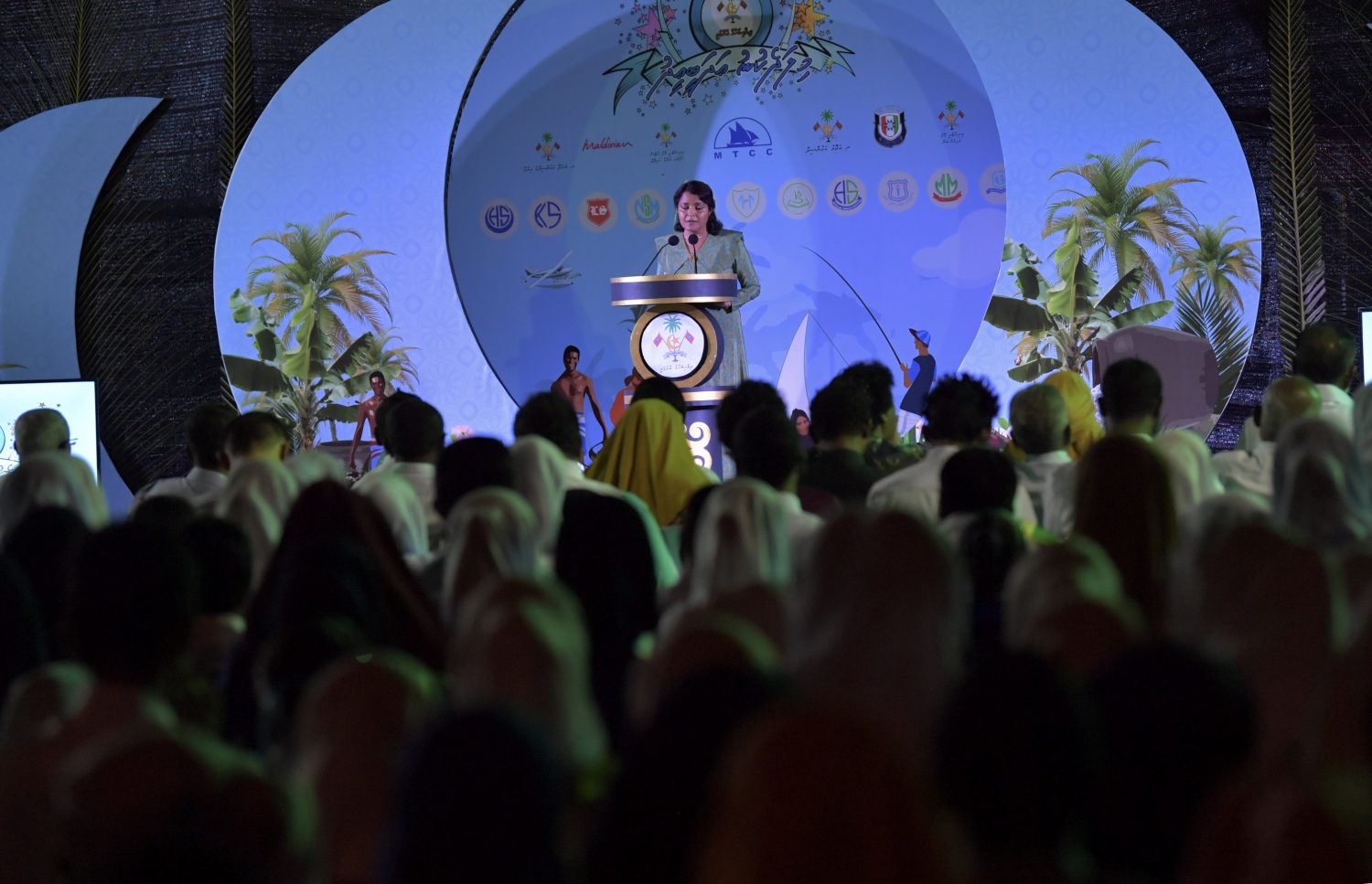 ނ. މަނަދޫ: ސެޕްޓެމްބަރު 14، 2019: މަނަދޫ ބަނދަރު ސަރަޙައްދުގައި ބޭއްވި 'މިލަދެކުނު އަދަބީ އީދު 2019'  ނިންމުމުގެ ޖަލްސާގައި ހެރިޓޭޖް އެންޑް އާޓްސްގެ މިނިސްޓަރު ޔުމްނާ މައުމޫން ވާހަކަ ދައްކަވަނީ.-- ފޮޓޯ: ރައީސް އޮފީސް