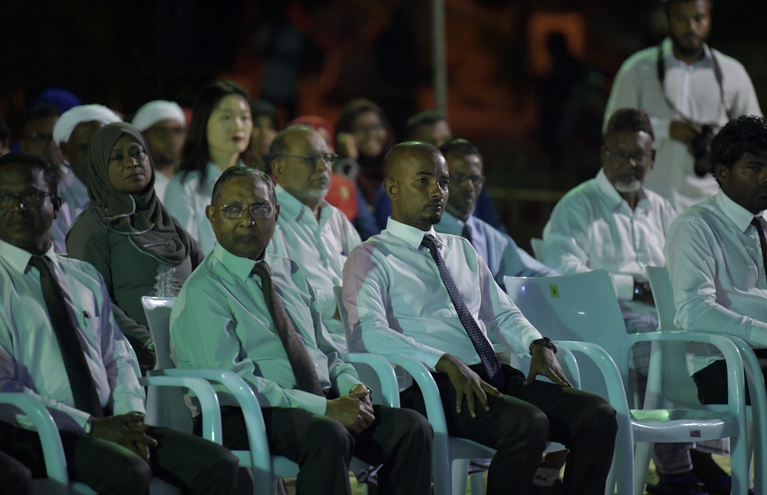 ނ. މަނަދޫ: ސެޕްޓެމްބަރު 14، 2019: މަނަދޫ ބަނދަރު ސަރަޙައްދުގައި ބޭއްވި 'މިލަދެކުނު އަދަބީ އީދު 2019'  ނިންމުމުގެ ޖަލްސާގައި ދިވެހި އެކަޑަމީގެ ބައެއް އިސްވެރިން ބައިވެރިވެ ވަޑައިގަންނަވަނީ.-- ފޮޓޯ: ރައީސް އޮފީސް