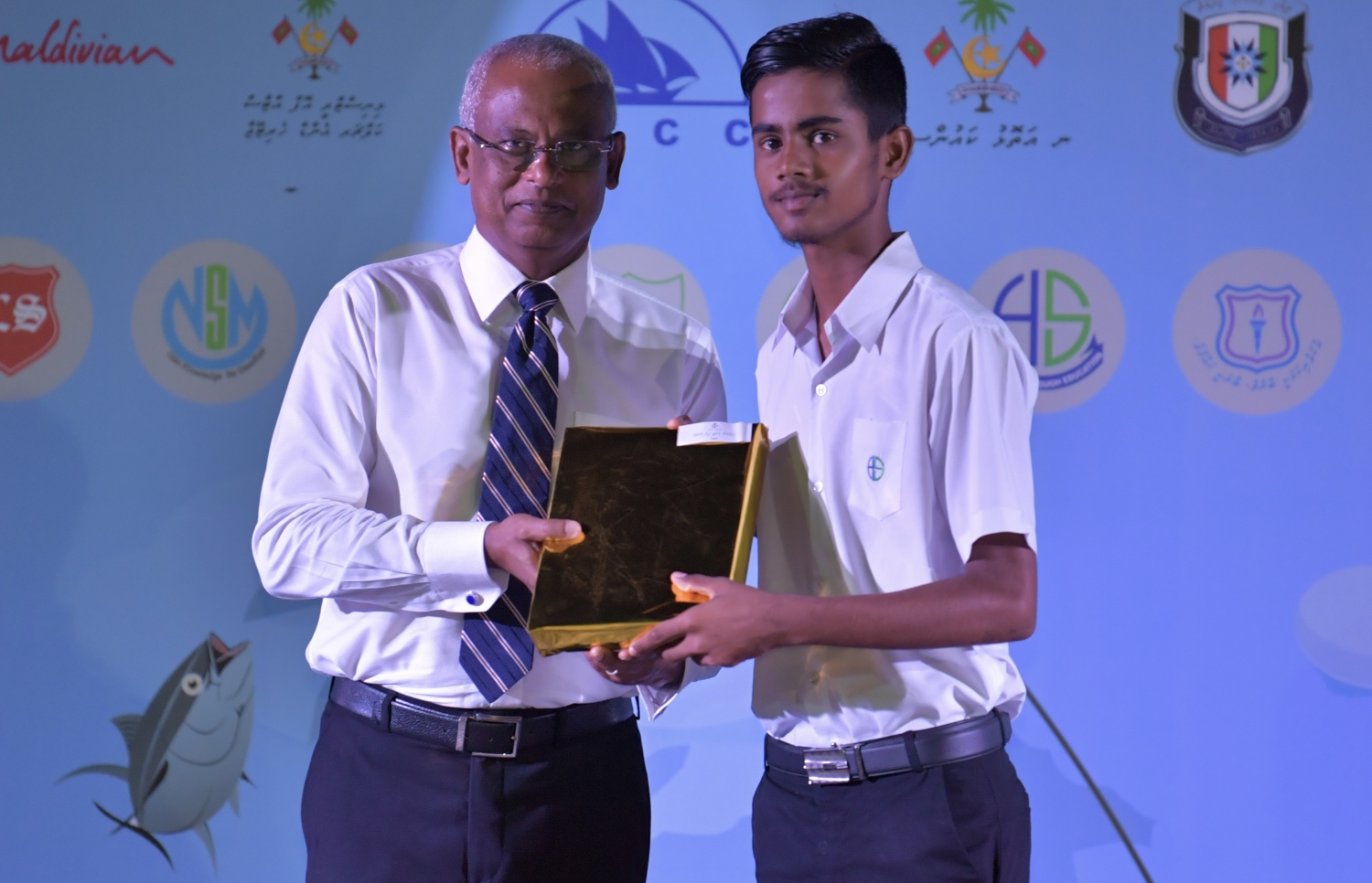 ނ. މަނަދޫ: ސެޕްޓެމްބަރު 14، 2019: މަނަދޫ ބަނދަރު ސަރަޙައްދުގައި ބޭއްވި 'މިލަދެކުނު އަދަބީ އީދު 2019'  ނިންމުމުގެ ޖަލްސާގައި އެ ސްކޫލުގެ ދަރިވަރަކަށް ރައީސް އިބްރާހިމް މުހައްމަދު ސޯލިހު އިނާމު ހަވާލުކޮށްދެއްވަނީ.-- ފޮޓޯ: ރައީސް އޮފީސް