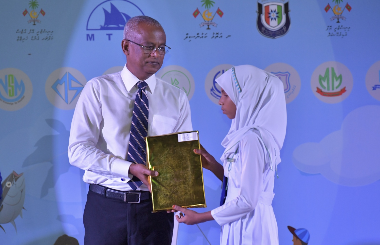 ނ. މަނަދޫ: ސެޕްޓެމްބަރު 14، 2019: މަނަދޫ ބަނދަރު ސަރަޙައްދުގައި ބޭއްވި 'މިލަދެކުނު އަދަބީ އީދު 2019'  ނިންމުމުގެ ޖަލްސާގައި އެ ސްކޫލުގެ ދަރިވަރަކަށް ރައީސް އިބްރާހިމް މުހައްމަދު ސޯލިހު އިނާމު ހަވާލުކޮށްދެއްވަނީ.-- ފޮޓޯ: ރައީސް އޮފީސް