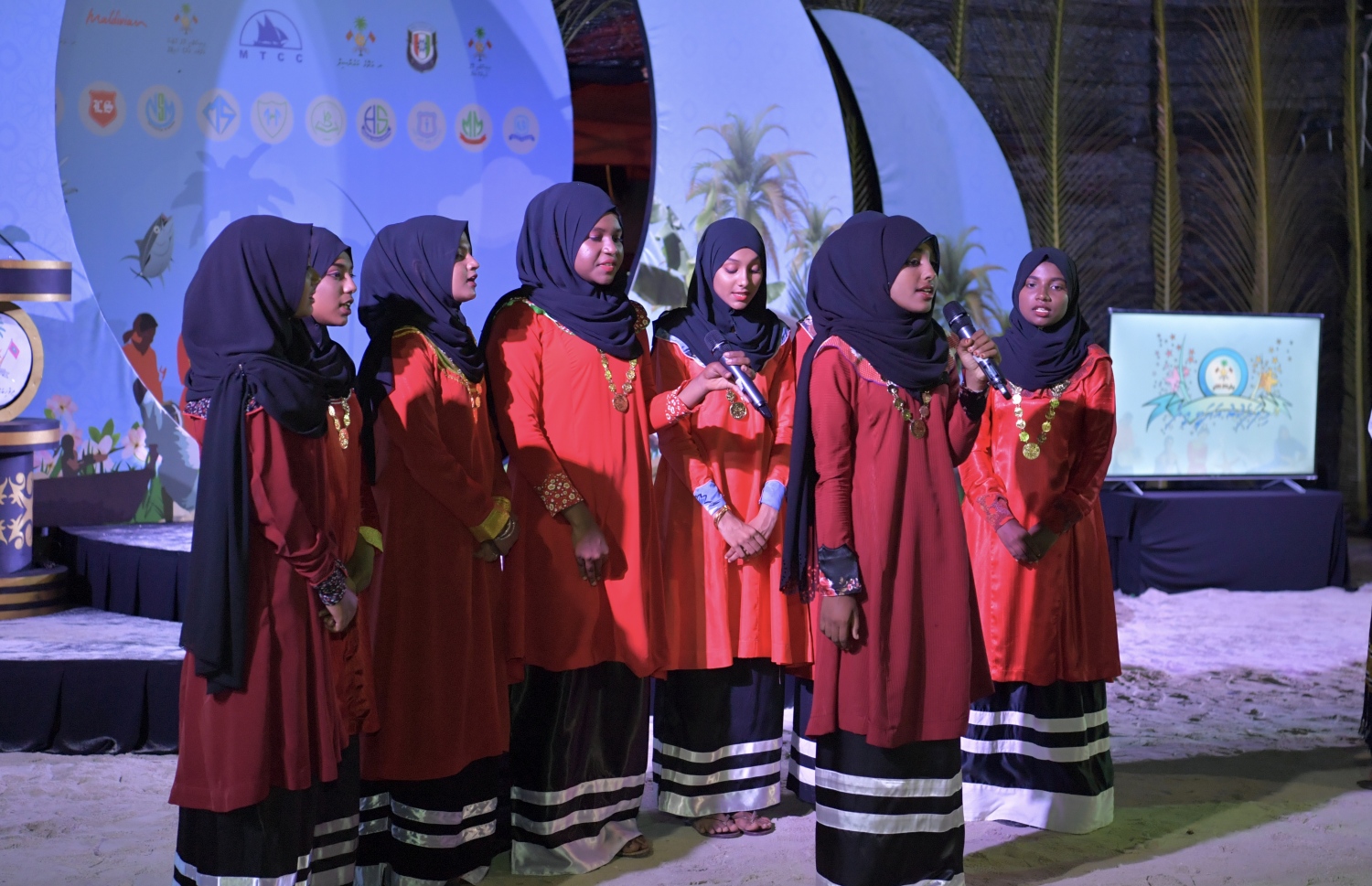 ނ. މަނަދޫ: ސެޕްޓެމްބަރު 14، 2019: މަނަދޫ ބަނދަރު ސަރަޙައްދުގައި ބޭއްވި 'މިލަދެކުނު އަދަބީ އީދު 2019'  ނިންމުމުގެ ޖަލްސާގައި އެ ސްކޫލުގެ ދަރިވަރުންތަކެއް އައިޓަމެއް ހުށަހަޅައިދެނީ.-- ފޮޓޯ: ރައީސް އޮފީސް