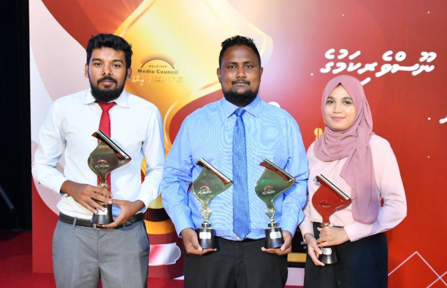 މިދިޔަ އަހަރުގެ ނޫސްވެރިކަމުގެ އިނާމު ހޯދި "މިހާރު" ހަތަރު ނޫސްވެރިންގެ ތެރެއިން (ކ-ވ) ފަޒީނާ، ހަމްދޫން އަދި ހުސައިން ވަހީދު އެވޯޑާ އެކު ފޮޓޯއަކަށް ހުއްޓިގެން: ފަސް ކެޓަގަރީ އަކުން "މިހާރު" ވަނީ އިނާމު ހާސިލް ކޮށްފައި.