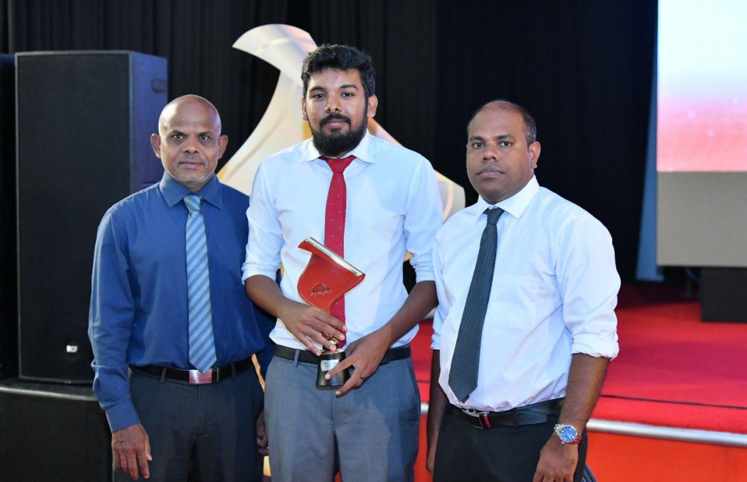 މިދިޔަ އަހަރުގެ ފޮޓޯގްރަފީގެ އެވޯޑު ހާސިލްކުރި "މިހާރު" ގެ ހުސައިން ވަހީދު (މ) އާ އެކު، އެ ނޫހުގެ އެޑިޓަރު މޫސާ ލަތީފް (ވ) އާއި ލޯކަލް އެޑިޓަރު އަހުމަދު ހަމްދޫން ފޮޓޯއަކަށް މިރޭ ހުއްޓިގެން.