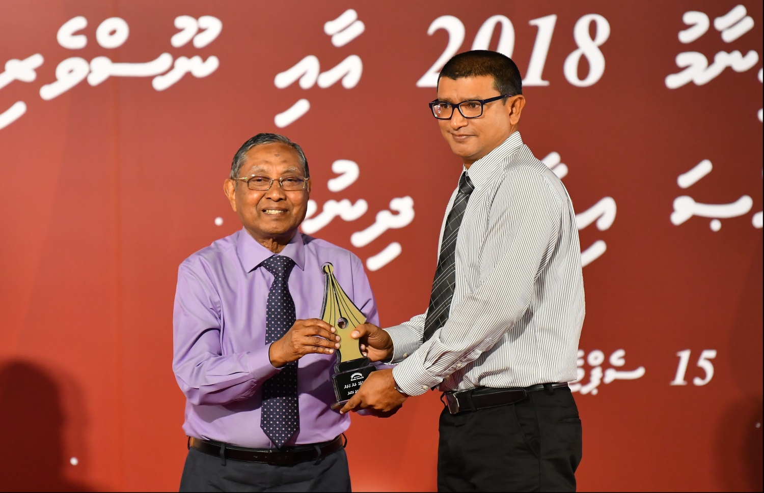 މާލެ: ސެޕްޓެމްބަރު 15، 2019: ނޫސްވެރިކަމުގެ އެވޯޑު ދިނުމަށް ދަރުބާރުގޭގައި ބޭއްވި ހަފުލާގައި ރަން ގަލަން ހާސިލްކުރި ލިޔުންތެރިއަކު އެވޯޑާ ހަވާލުވަނީ.-- ފޮޓޯ: ހުސެން ވަހީދު /މިހާރު