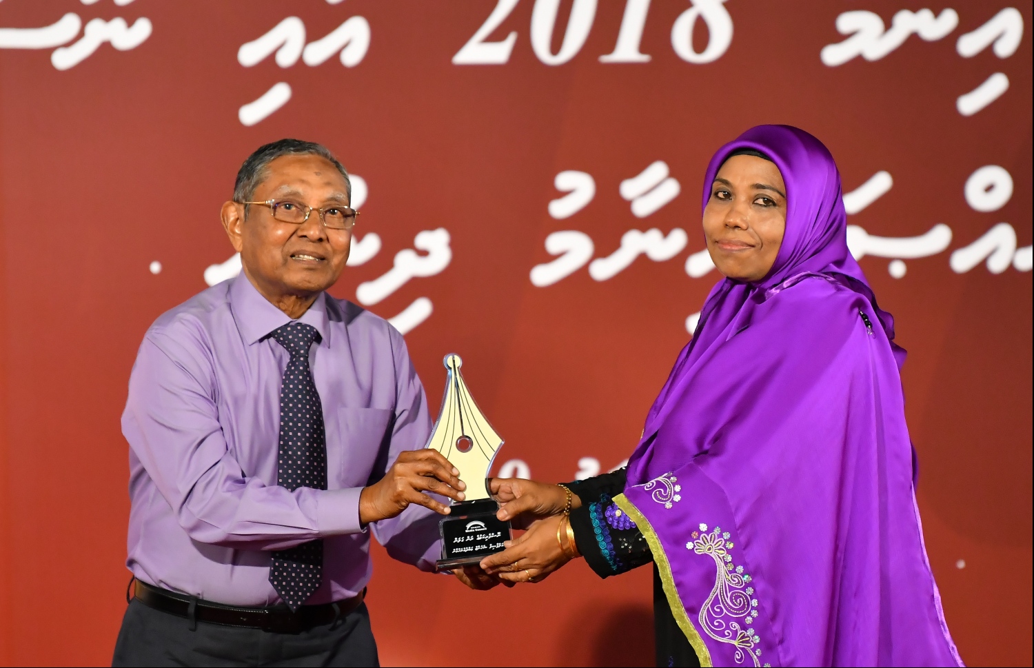 މާލެ: ސެޕްޓެމްބަރު 15، 2019: ނޫސްވެރިކަމުގެ އެވޯޑު ދިނުމަށް ދަރުބާރުގޭގައި ބޭއްވި ހަފުލާގައި ރަން ގަލަން ހާސިލްކުރި ލިޔުންތެރިޔަކު އެވޯޑާ ހަވާލުވަނީ.-- ފޮޓޯ: ހުސެން ވަހީދު /މިހާރު