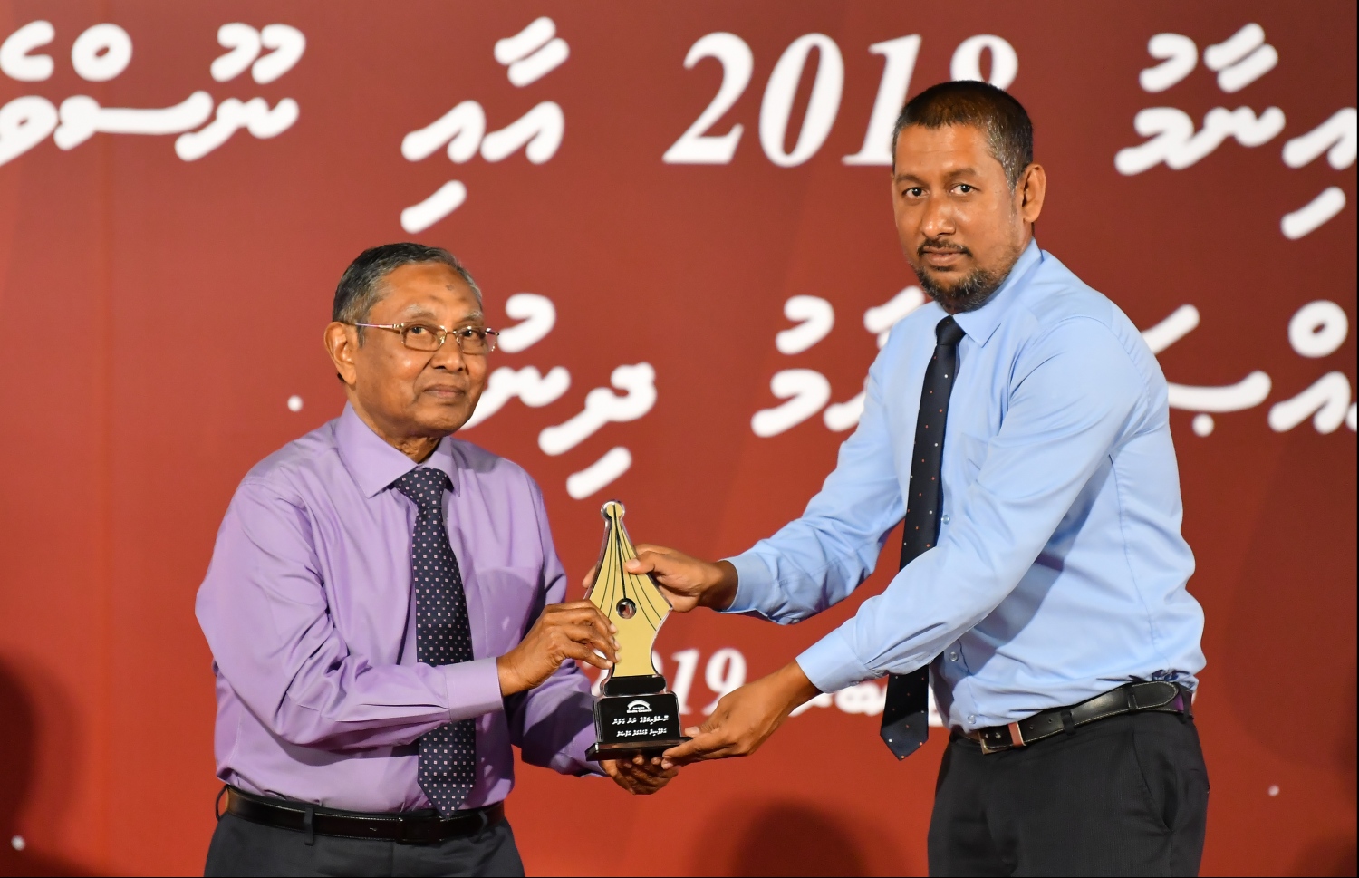 މާލެ: ސެޕްޓެމްބަރު 15، 2019: ނޫސްވެރިކަމުގެ އެވޯޑު ދިނުމަށް ދަރުބާރުގޭގައި ބޭއްވި ހަފުލާގައި ރަން ގަލަން ހާސިލްކުރި ލިޔުންތެރިޔަކު އެވޯޑާ ހަވާލުވަނީ.-- ފޮޓޯ: ހުސެން ވަހީދު /މިހާރު