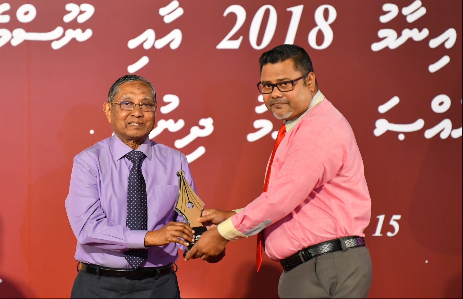 މާލެ: ސެޕްޓެމްބަރު 15، 2019: ނޫސްވެރިކަމުގެ އެވޯޑު ދިނުމަށް ދަރުބާރުގޭގައި ބޭއްވި ހަފުލާގައި ރަން ގަލަން ހާސިލްކުރި ލިޔުންތެރިޔަކު އެވޯޑާ ހަވާލުވަނީ.-- ފޮޓޯ: ހުސެން ވަހީދު /މިހާރު