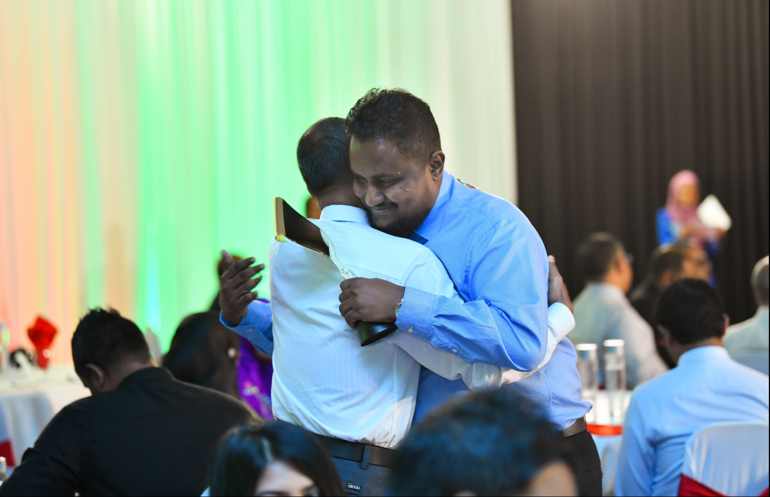 މާލެ: ސެޕްޓެމްބަރު 15، 2019: ނޫސްވެރިކަމުގެ އެވޯޑު ދިނުމަށް ދަރުބާރުގޭގައި ބޭއްވި ހަފުލާގައި ކުޅިވަރުގެ ދާއިރާގެ ޕްރިންޓް އަދި އޮންލައިން ނޫސްތަކުގެ ކެޓަގަރީން އިނާމު ހޯދީ "މިހާރު" ނޫހުގެ މުހައްމަދު ހަމްދޫނު އެވޯޑާއެކު.-- ފޮޓޯ: ހުސެން ވަހީދު /މިހާރު