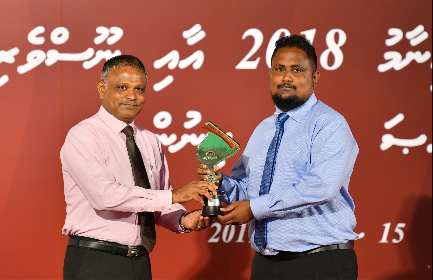 މާލެ: ސެޕްޓެމްބަރު 15، 2019: ނޫސްވެރިކަމުގެ އެވޯޑު ދިނުމަށް ދަރުބާރުގޭގައި ބޭއްވި ހަފުލާގައި ކުޅިވަރުގެ ދާއިރާގެ ޕްރިންޓް އަދި އޮންލައިން ނޫސްތަކުގެ ކެޓަގަރީން އިނާމު ހޯދީ "މިހާރު" ނޫހުގެ މުހައްމަދު ހަމްދޫނު އެވޯޑާ ހަވާލުވަނީ.-- ފޮޓޯ: ހުސެން ވަހީދު /މިހާރު