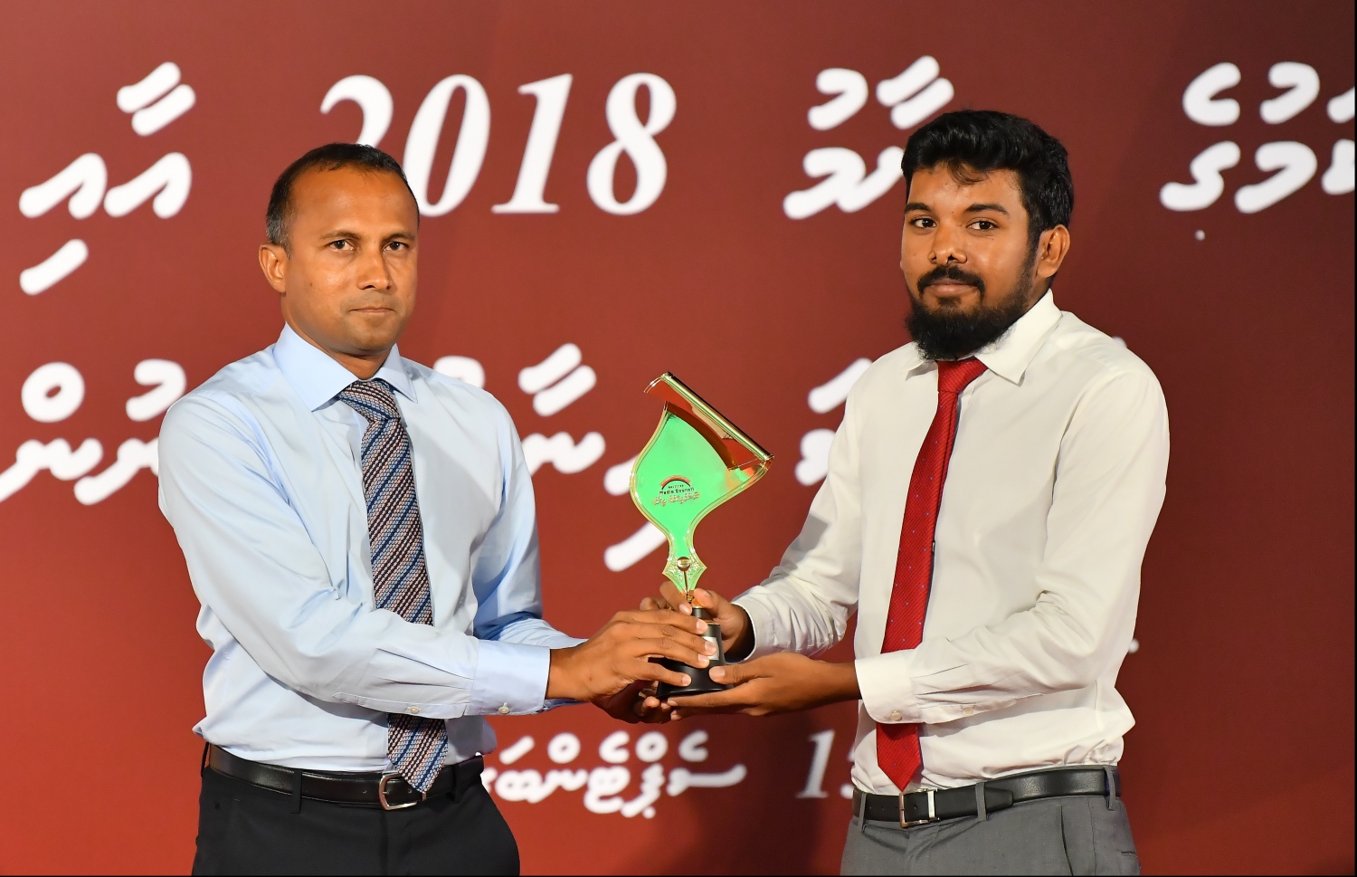 މާލެ: ސެޕްޓެމްބަރު 15، 2019: ނޫސްވެރިކަމުގެ އެވޯޑު ދިނުމަށް ދަރުބާރުގޭގައި ބޭއްވި ހަފުލާގައި ފޮޓޯގްރަފީގެ ދާއިރާއިން އިނާމު ހާސިލްކުރި "މިހާރު" ނޫހުގެ ހުސައިން ވަހީދު އެވޯޑާ ހަވާލުވަނީ.-- ފޮޓޯ: އަހުމަދު ޝުރާއު