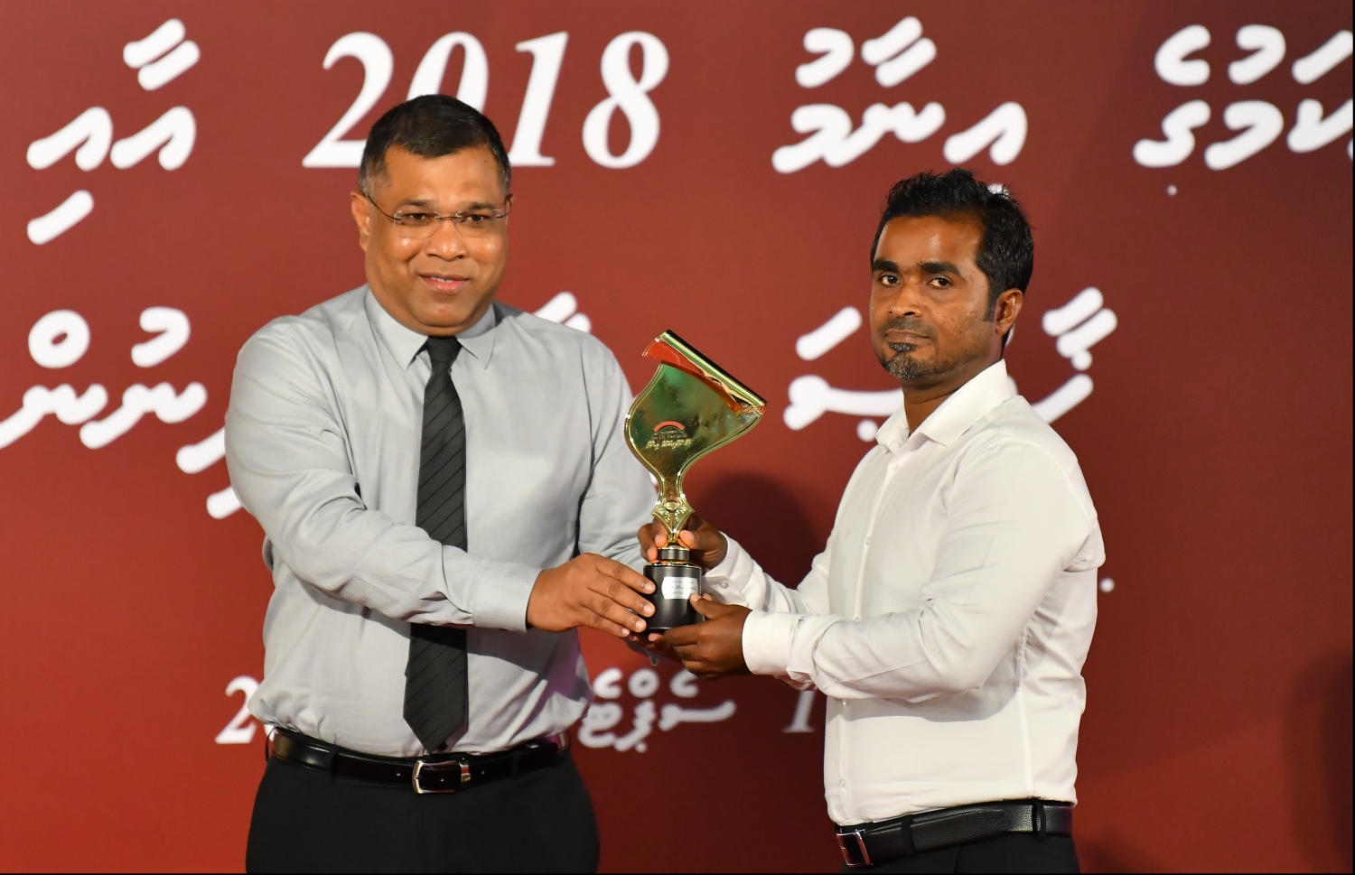 މާލެ: ސެޕްޓެމްބަރު 15، 2019: ނޫސްވެރިކަމުގެ އެވޯޑު ދިނުމަށް ދަރުބާރުގޭގައި ބޭއްވި ހަފުލާގައި ވިޔަފާރި އާއި އިގްތިސޯދީ ދާއިރާއިން އެވޯޑު ހާސިލްކުރި "އަވަސް" ނޫހުގެ މުހައްމަދު އަފްރާހު އެވޯޑާ ހަވާލުވަނީ.-- ފޮޓޯ: ހުސެން ވަހީދު /މިހާރު