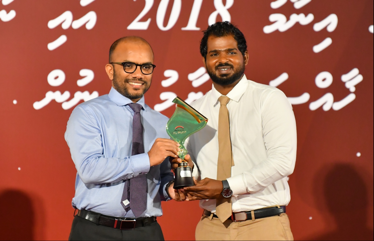 މާލެ: ސެޕްޓެމްބަރު 15، 2019: ނޫސްވެރިކަމުގެ އެވޯޑު ދިނުމަށް ދަރުބާރުގޭގައި ބޭއްވި ހަފުލާގައި ސިޔާސީ ދާއިރާއިން ބްރޯޑްކާސްޓިން ކެޓަގަރީން އިނާމު ހާސިލްކުރި ރާއްޖެ ޓީވީގެ މުރުޝިދު އަބްދުލްހަކީމް އެވޯޑާ ހަވާލުވަނީ.-- ފޮޓޯ: ހުސެން ވަހީދު /މިހާރު