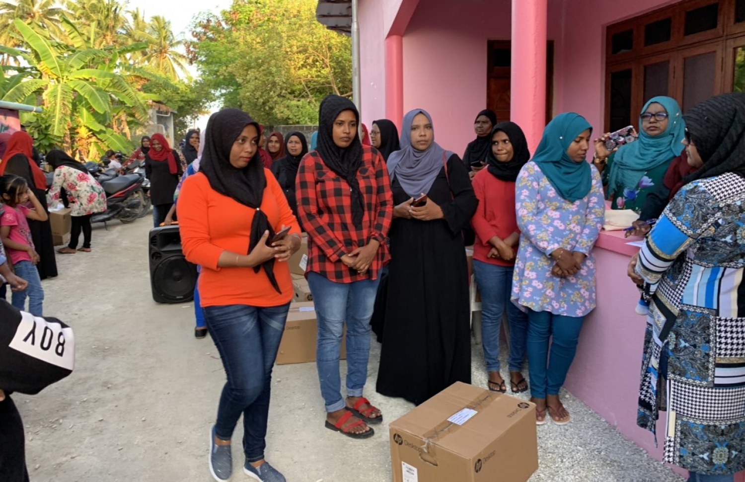 ހުޅުދޫގެ 68 އާއިލާއަކަށް ސައިރިކްސް އިން ކޮމްޕިއުޓަރު ހަދިޔާކުރަނީ.-- ފޮޓޯ: ސައިރިކްސް ކޮލެޖު