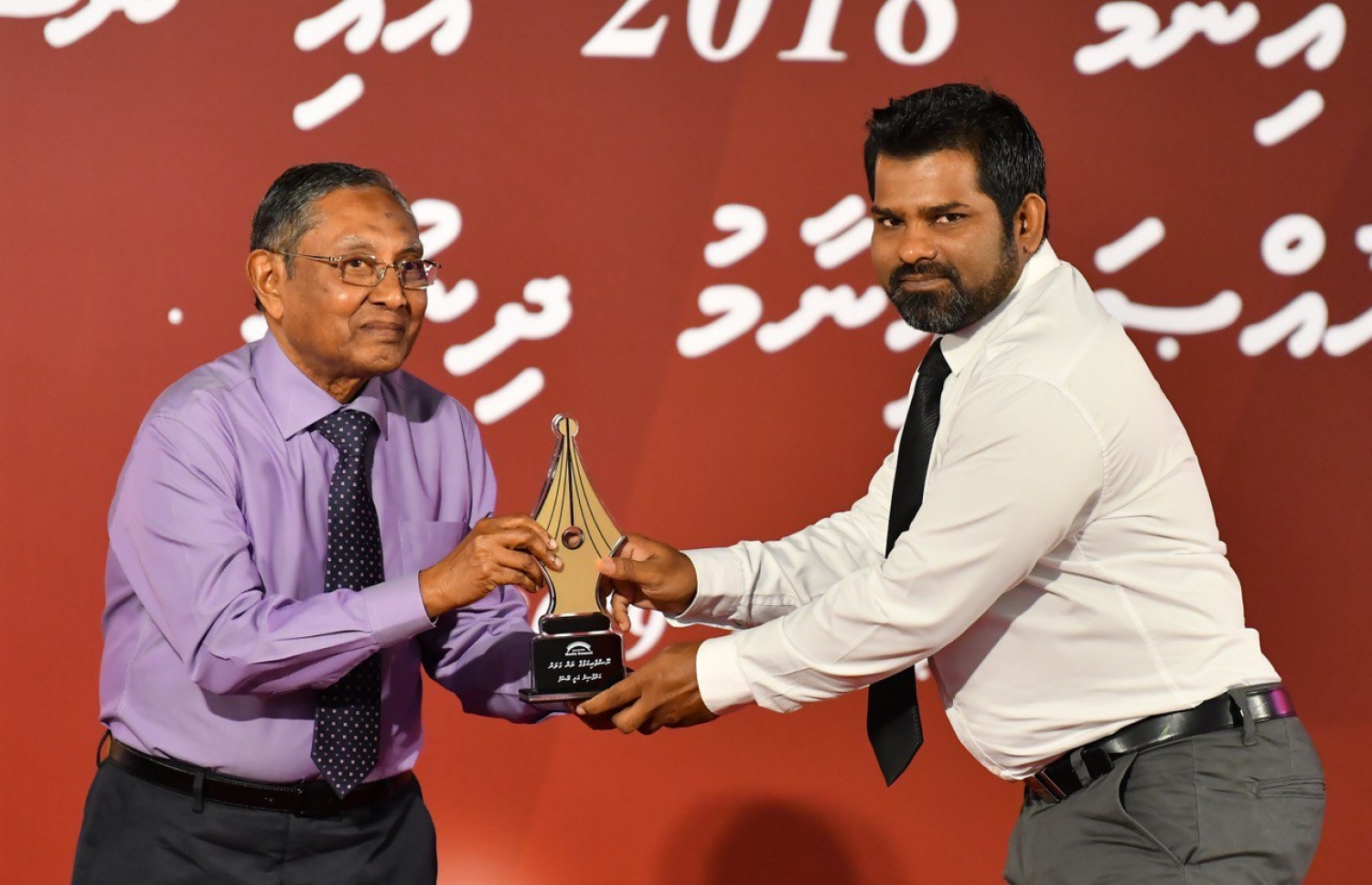 މާލެ: ސެޕްޓެމްބަރު 15، 2019: ނޫސްވެރިކަމުގެ އެވޯޑު ދިނުމަށް ދަރުބާރުގޭގައި ބޭއްވި ހަފުލާގައި ރަން ގަލަން ހާސިލްކުރި ލިޔުންތެރިއާ އަލީ ޔޫސުފް އެވޯޑާ ހަވާލުވަނީ.-- ފޮޓޯ: ހުސެން ވަހީދު /މިހާރު