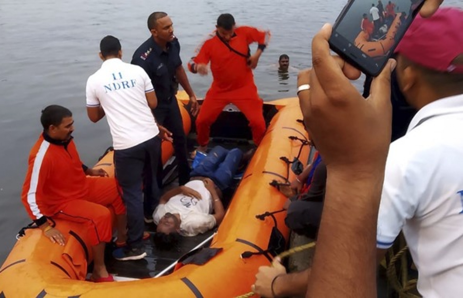 ބޯޓު ފެތުމުގެ ހާދިސާގައި މީހަކު ސަލާމަތްކޮށްގެން ޑިންގީއެއްގައި ގެންދަނީ.