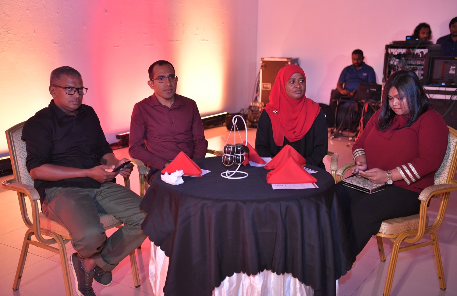 މާލެ: ސެޕްޓެމްބަރު 16، 2019: އުފެއްދުންތެރިކަމުގެ ގައުމީ މައުރަޒު، "ފަންނު އެކްސްޕޯ 2019" ލޯންޗުކުރުމުގެ ގޮތުން ނެޝަނަލް އާޓް ގެލަރީގައި ބޭއްވި ރަސްމިއްޔާތުގެ ތެރެއިން.-- ފޮޓޯ: ރައީސް އޮފީސް