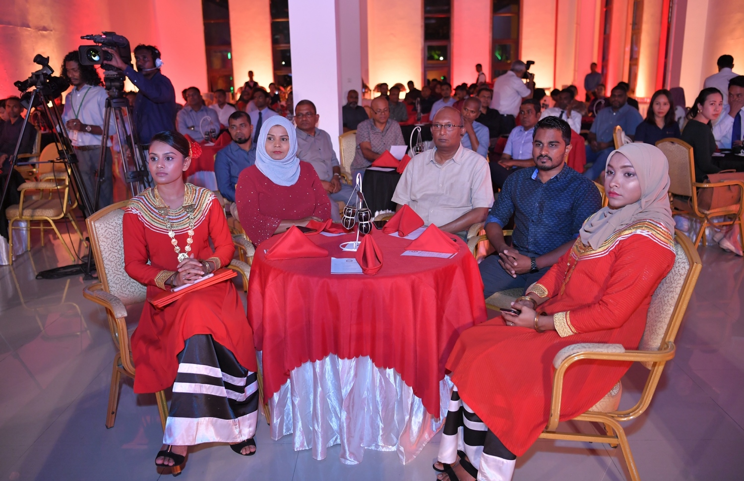 މާލެ: ސެޕްޓެމްބަރު 16، 2019: އުފެއްދުންތެރިކަމުގެ ގައުމީ މައުރަޒު، "ފަންނު އެކްސްޕޯ 2019" ލޯންޗުކުރުމުގެ ގޮތުން ނެޝަނަލް އާޓް ގެލަރީގައި ބޭއްވި ރަސްމިއްޔާތުގެ ތެރެއިން.-- ފޮޓޯ: ރައީސް އޮފީސް