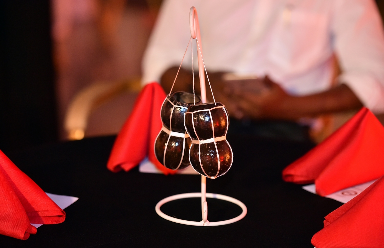 މާލެ: ސެޕްޓެމްބަރު 16، 2019: އުފެއްދުންތެރިކަމުގެ ގައުމީ މައުރަޒު، "ފަންނު އެކްސްޕޯ 2019" ލޯންޗުކުރުމުގެ ގޮތުން ނެޝަނަލް އާޓް ގެލަރީގައި ބޭއްވި ރަސްމިއްޔާތުގެ ތެރެއިން.-- ފޮޓޯ: ރައީސް އޮފީސް