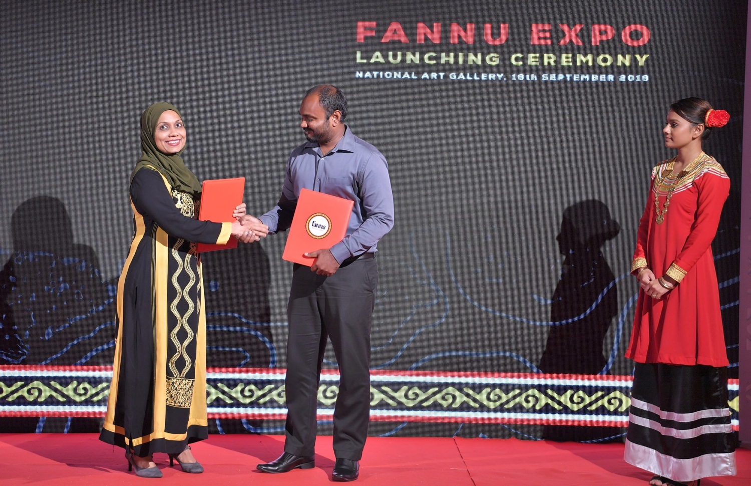 މާލެ: ސެޕްޓެމްބަރު 16، 2019: އުފެއްދުންތެރިކަމުގެ ގައުމީ މައުރަޒު، "ފަންނު އެކްސްޕޯ 2019" ލޯންޗުކުރުމުގެ ގޮތުން ނެޝަނަލް އާޓް ގެލަރީގައި ބޭއްވި ރަސްމިއްޔާތުގެ ތެރެއިން.-- ފޮޓޯ: ރައީސް އޮފީސް