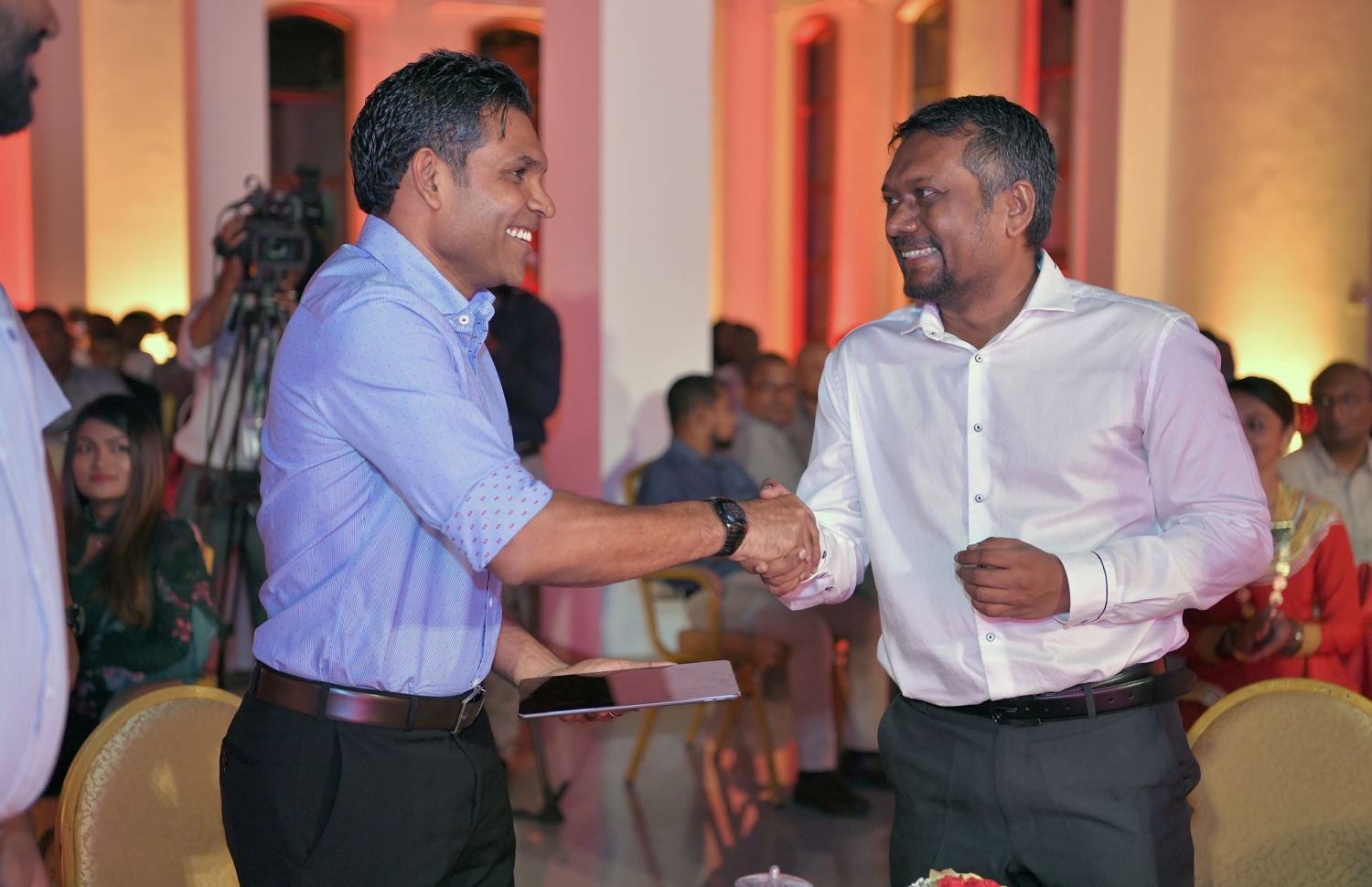 މާލެ: ސެޕްޓެމްބަރު 16، 2019: އުފެއްދުންތެރިކަމުގެ ގައުމީ މައުރަޒު، "ފަންނު އެކްސްޕޯ 2019" ލޯންޗުކުރުމުގެ ގޮތުން ނެޝަނަލް އާޓް ގެލަރީގައި ބޭއްވި ރަސްމިއްޔާތުގައި އިކޮނޮމިކް މިނިސްޓަރު ފައްޔާޒް އިސްމާއިލް، ނައިބު ރައީސް ފައިސަލް ނަސީމް އާ ސަލާމް ކުރައްވަނީ.-- ފޮޓޯ: ރައީސް އޮފީސް