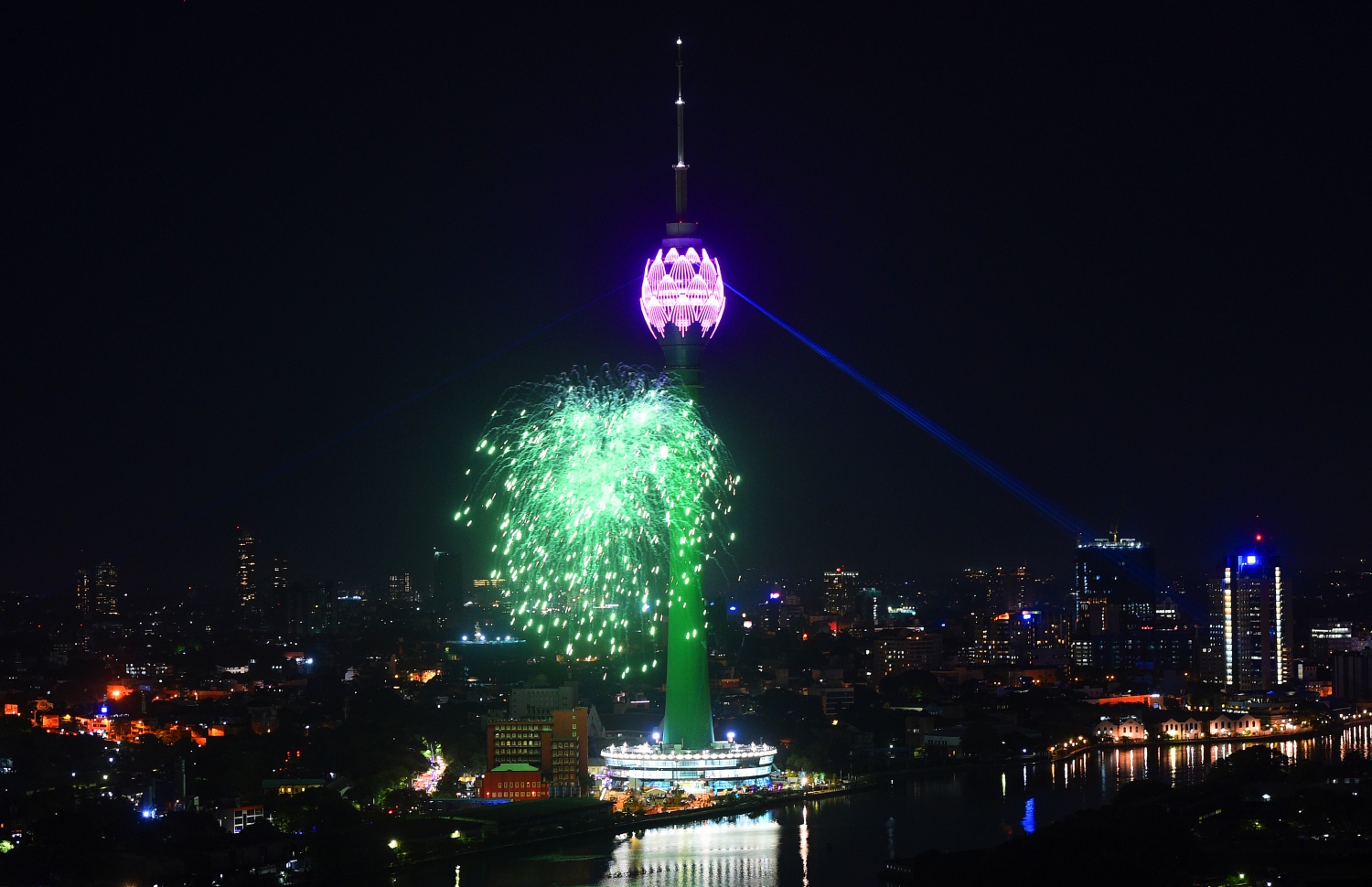 ކޮލަމްބޯ، ސެޕްޓެމްބަރު 16، 2019: ލޮޓަސް ޓަވަރު ހުޅުވުމުގެ ރަސްމިއްޔާތުގައި ހަވާ އަރުވަނީ. --ފޮޓޯ:އޭއެފްޕީ