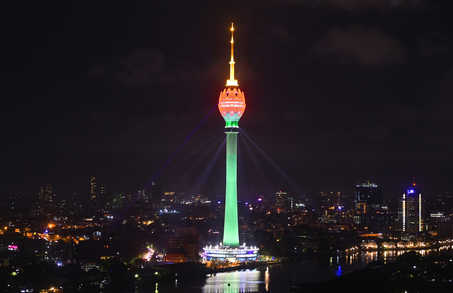 ކޮލަމްބޯ، ސެޕްޓެމްބަރު 16، 2019: ލޮޓަސް ޓަވަރު ހުޅުވުމުގެ ރަސްމިއްޔާތުގައި ޓަވަރު ދިއްލާފައި. --ފޮޓޯ:އޭއެފްޕީ