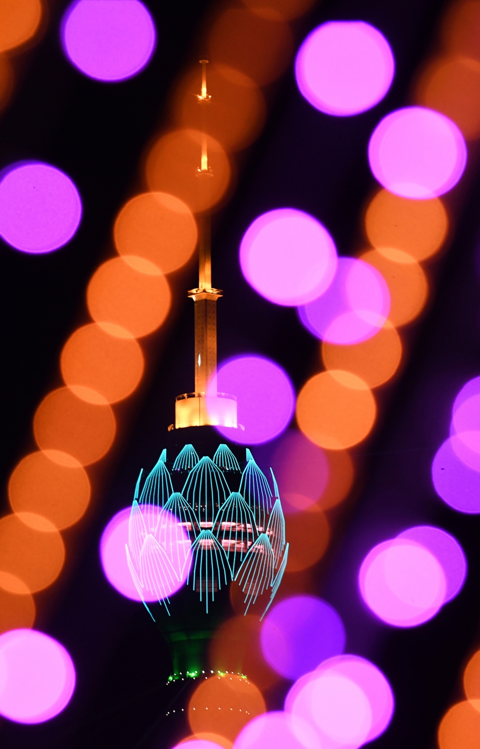 ކޮލަމްބޯ، ސެޕްޓެމްބަރު 16، 2019: ލޮޓަސް ޓަވަރު ހުޅުވުމުގެ ރަސްމިއްޔާތުގައި ޓަވަރު ދިއްލާފައި. --ފޮޓޯ:އޭއެފްޕީ