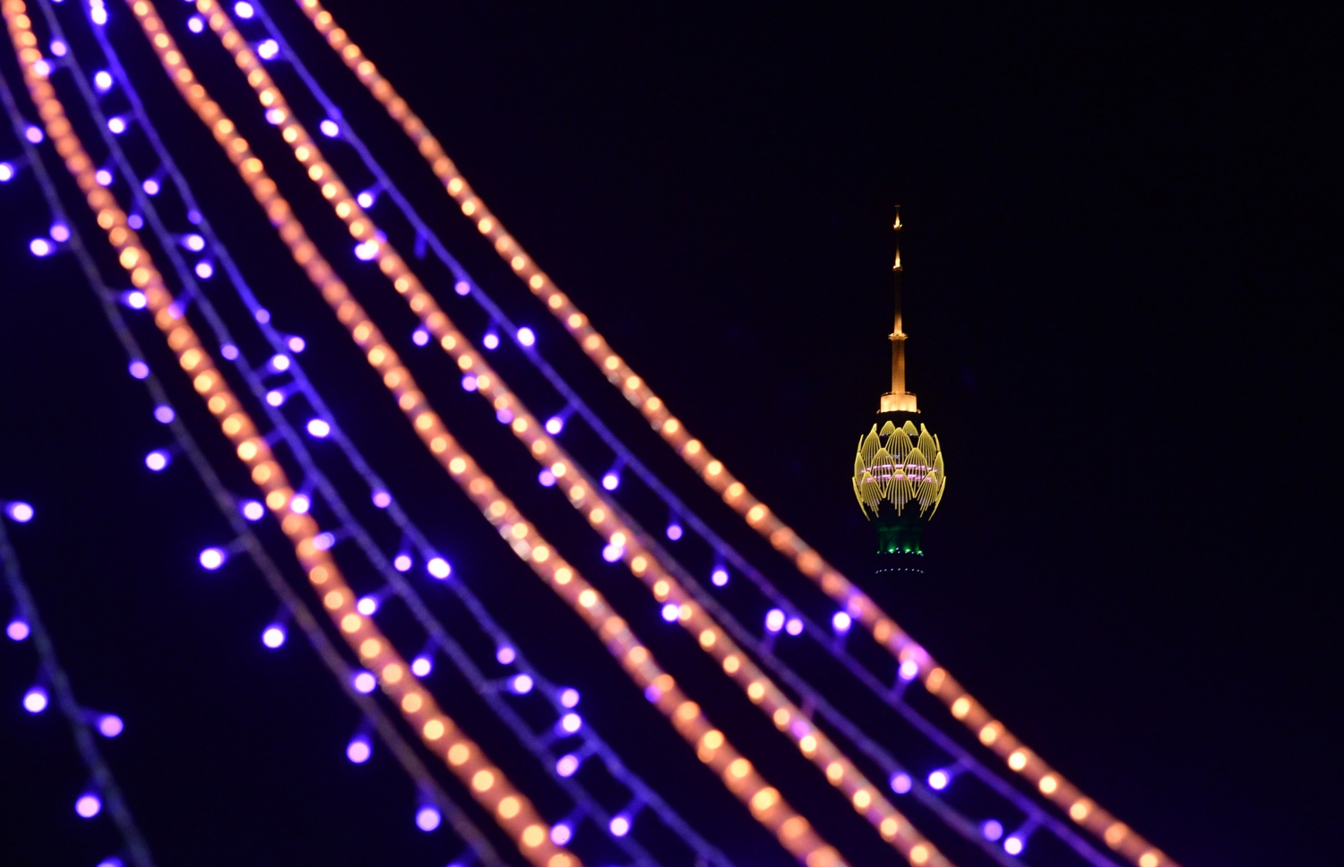 ކޮލަމްބޯ، ސެޕްޓެމްބަރު 16، 2019: ލޮޓަސް ޓަވަރު ހުޅުވުމުގެ ރަސްމިއްޔާތުގައި ޓަވަރު ދިއްލާފައި. --ފޮޓޯ:އޭއެފްޕީ